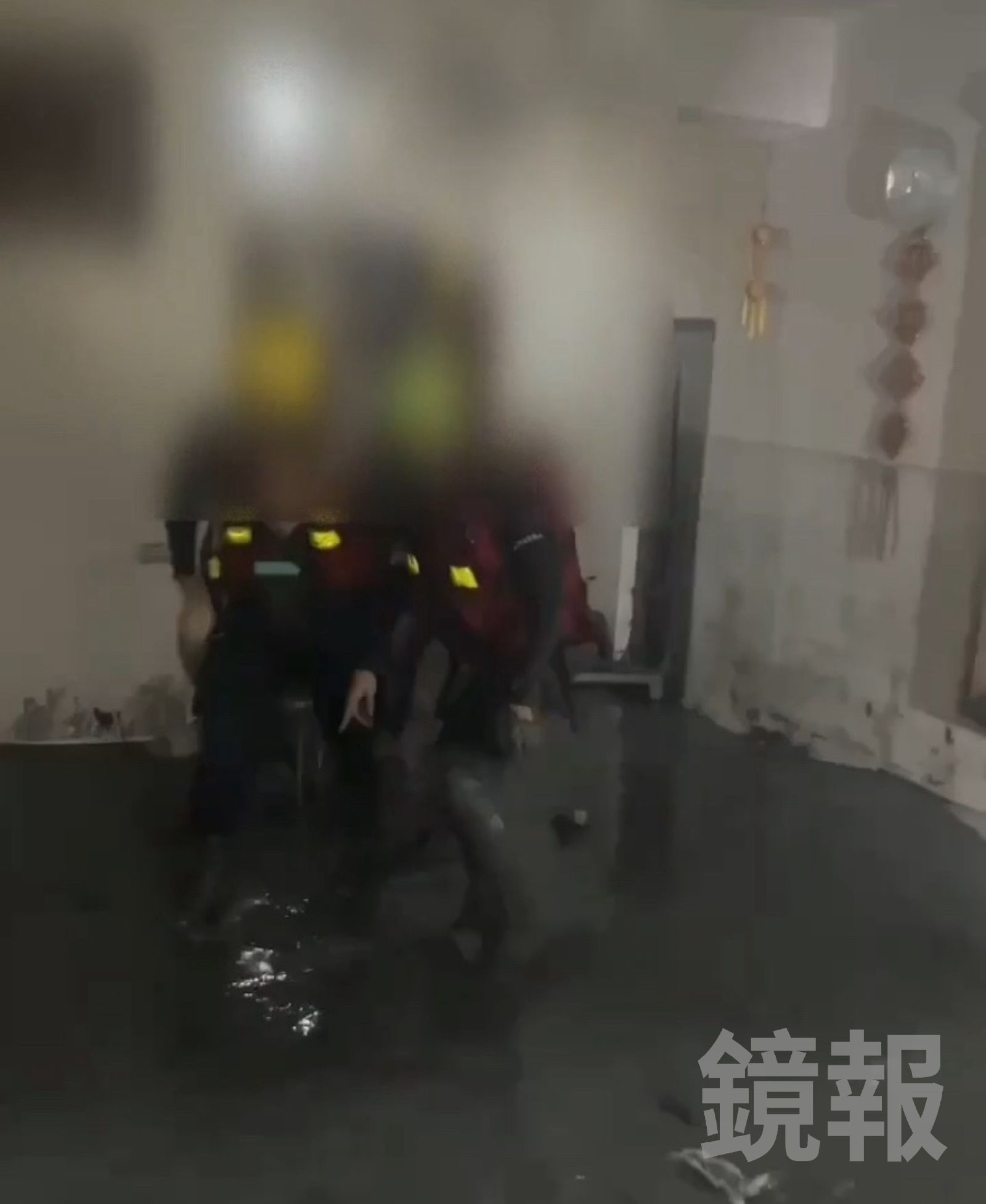 搜救隊從尚未淹沒的平房救出受困民眾。翻攝畫面