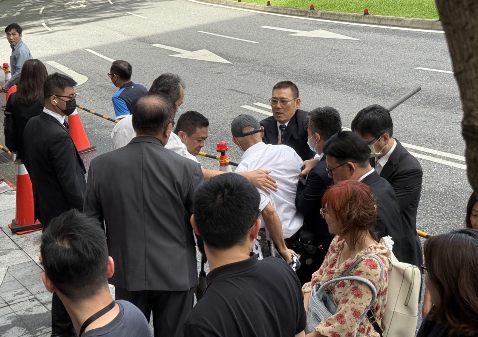 台新新光金控7月24日正式揭牌,不過,揭牌時刻股票下跌,現場外圍也發生小股東鬧場小插曲。陳宏銘攝
