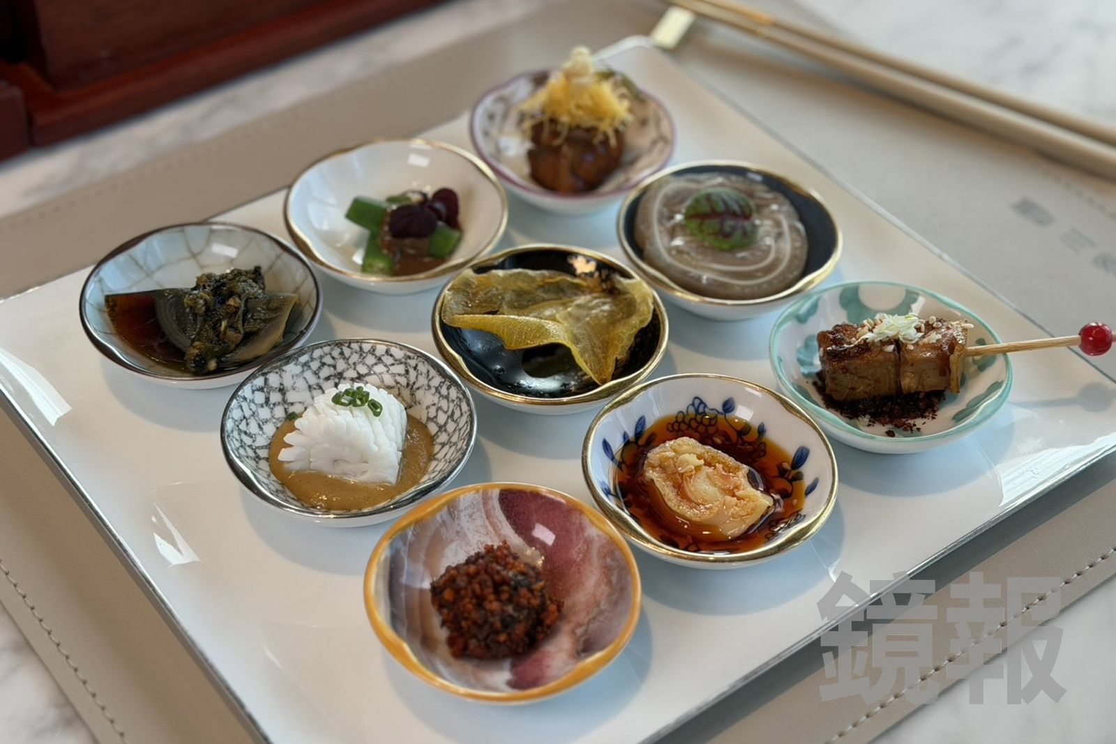 「涼菜九宮格」以9款涼菜,鋪陳川菜24種味型的開場前奏,從麻辣到清香層層遞進。(4,380元晚間套餐菜色)