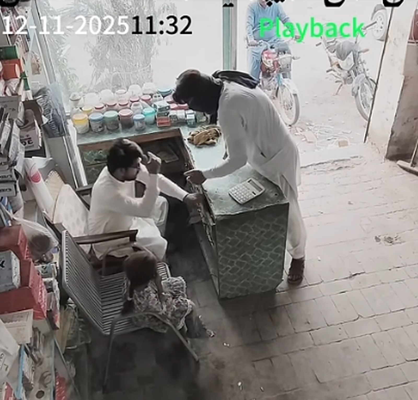 搶匪持槍打劫！5歲女童「棒棒糖暖舉」千萬人動容　感人影片瘋傳真相曝光