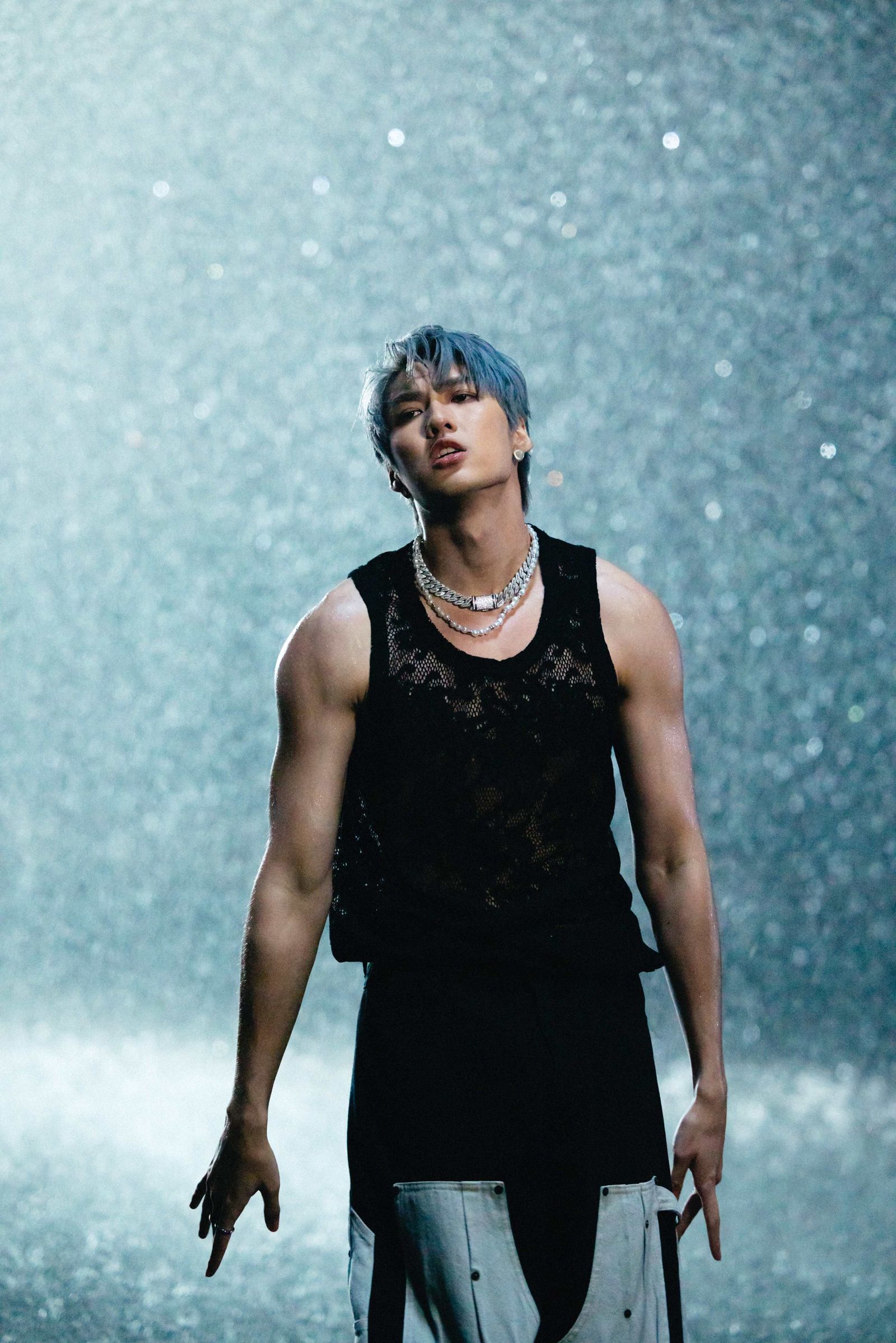 薛恩日前拍攝新歌〈別離開〉MV。華納音樂提供