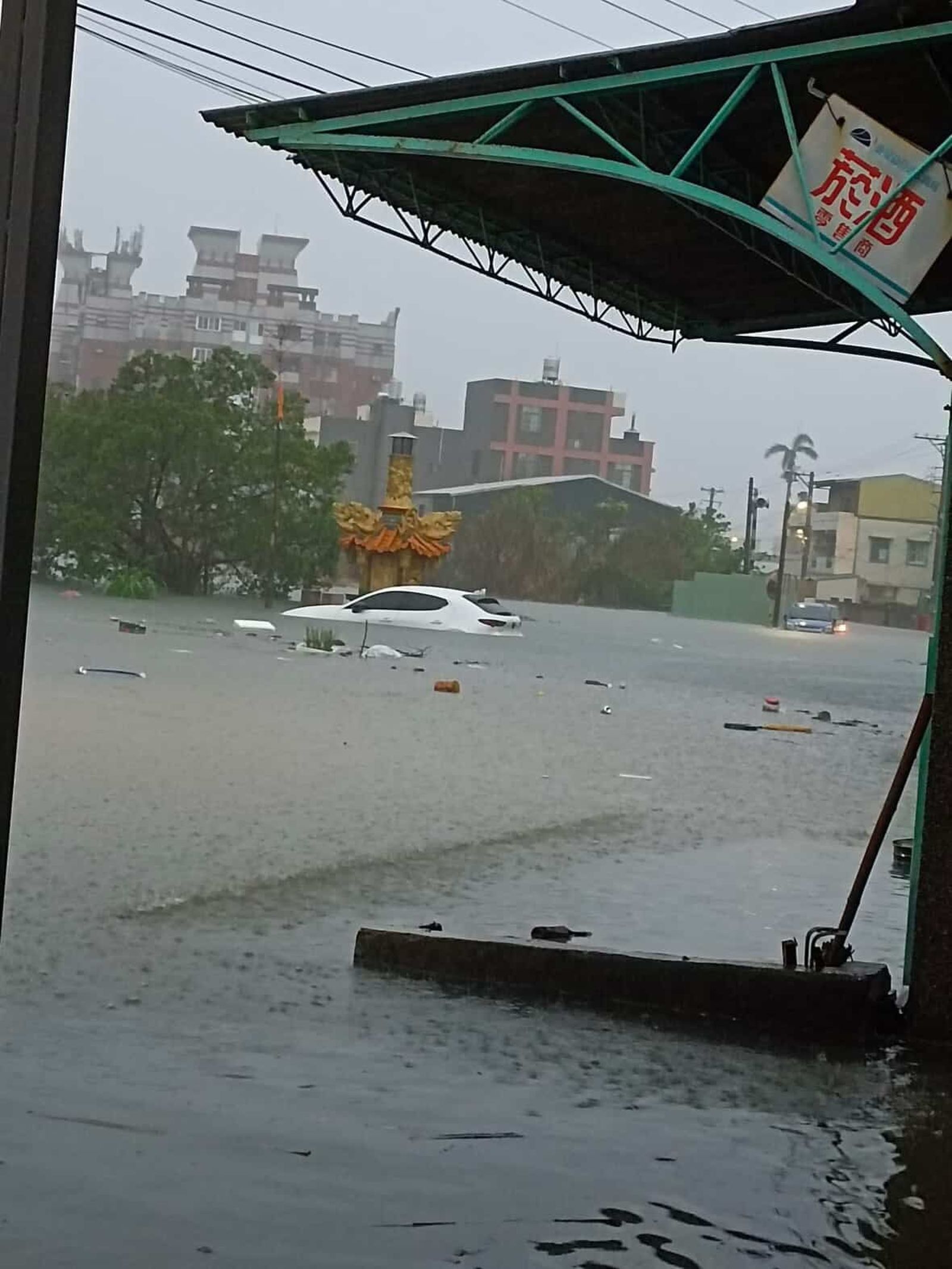 網友「驚呼瞬間大雨還是地層下陷啊?淹好深」。圖/擷取自網友shih_2856授權「Thread」