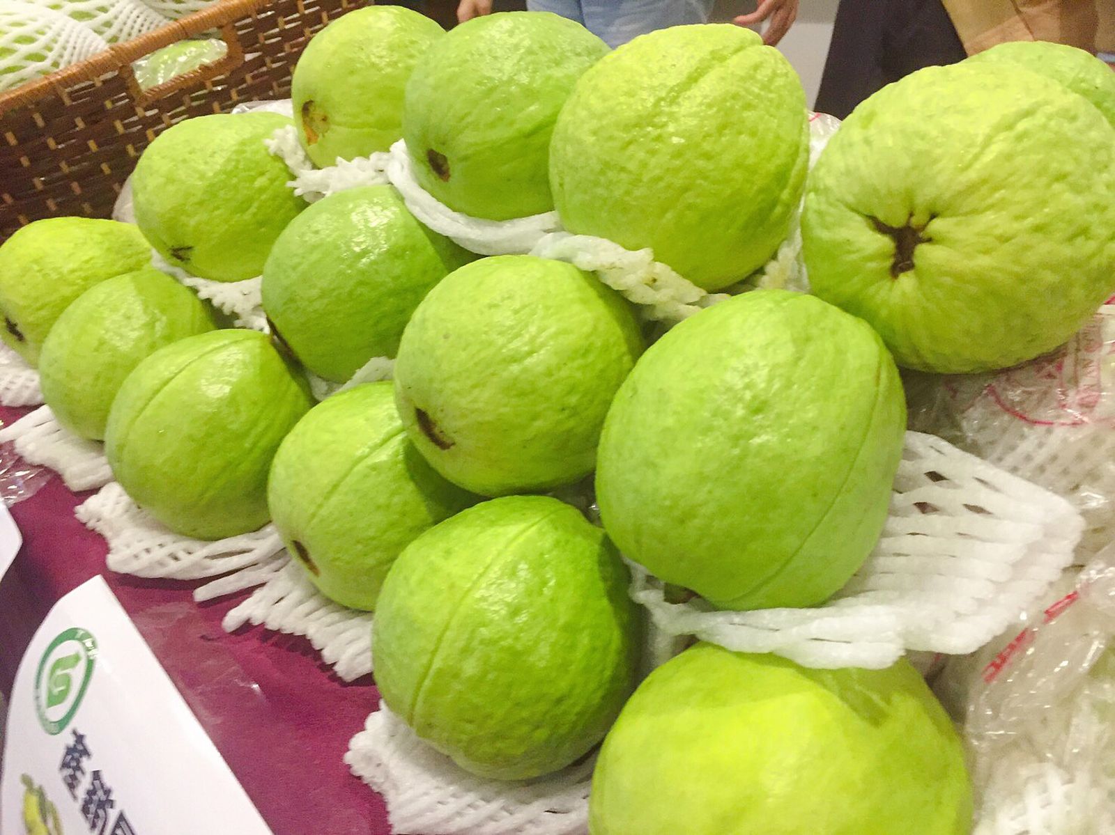 他在這間水果行買「3顆芭樂600元」　闆娘霸氣這樣說