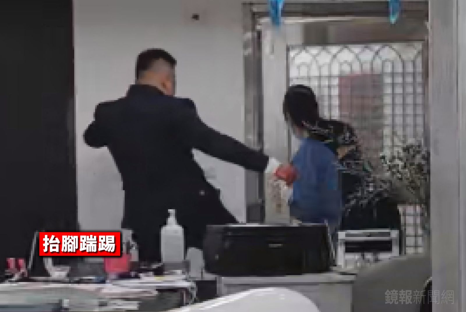 女牙醫逃離診所前，周男又補踹她一腳。翻攝畫面