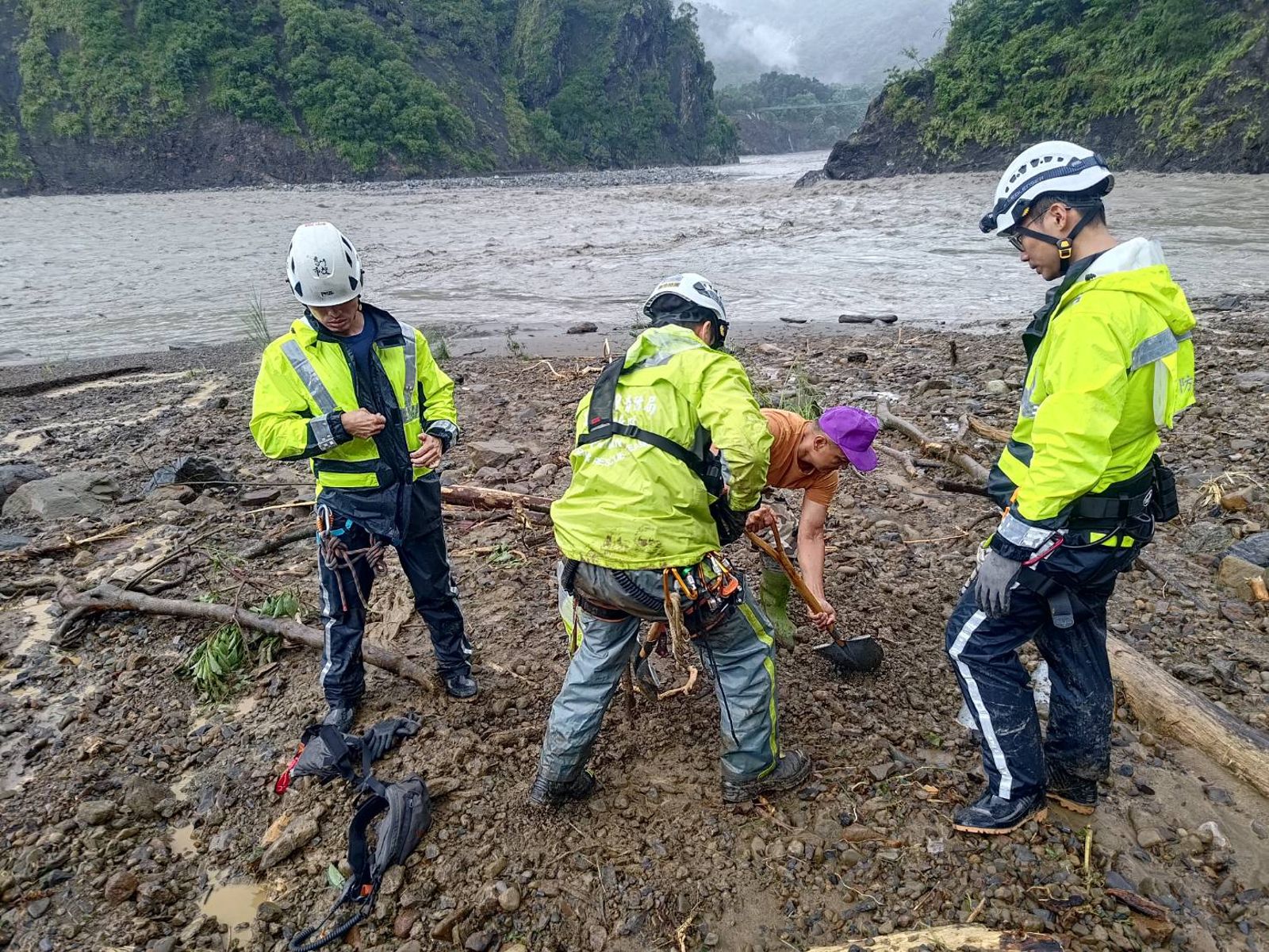 有片／南橫墜谷案出動無人機續行搜救　救難人員徒手挖掘尋獲第二遺體殘肢