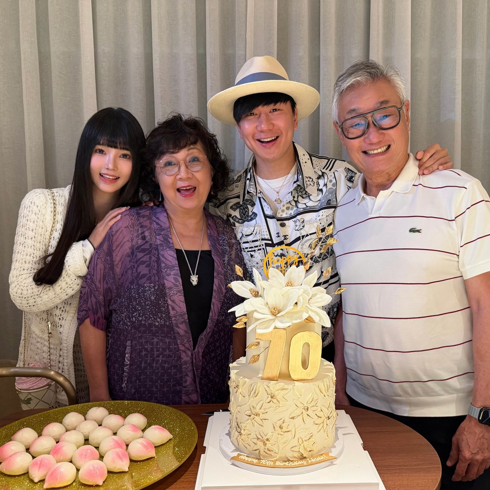 林俊傑(右2)日前認愛女友七七(左1)。翻攝Instagram @jjlin