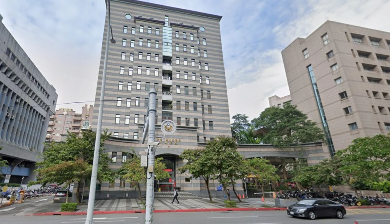 半夜去711不想走路！賓士男違停被開單怒PO警照公審　下場慘噴「60倍罰款」