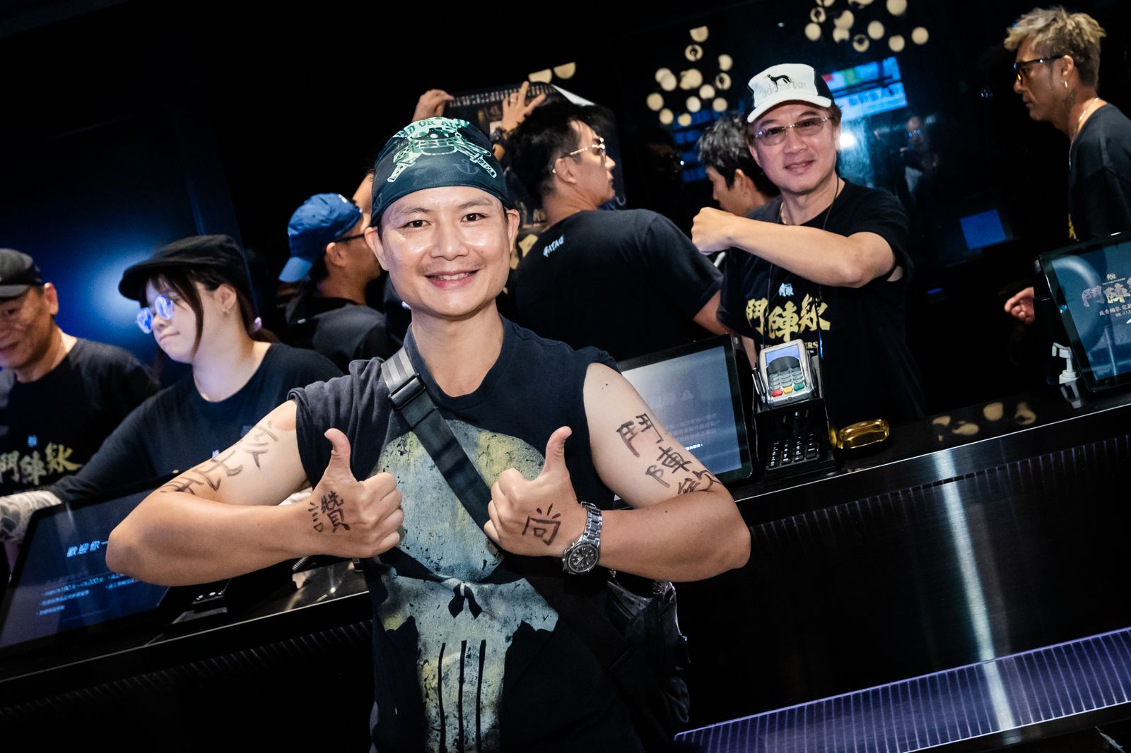 孫鵬(後)出席《角頭 —鬥陣欸》松仁威秀一日店長活動,避談孫安佐新歡。曼尼娛樂提供