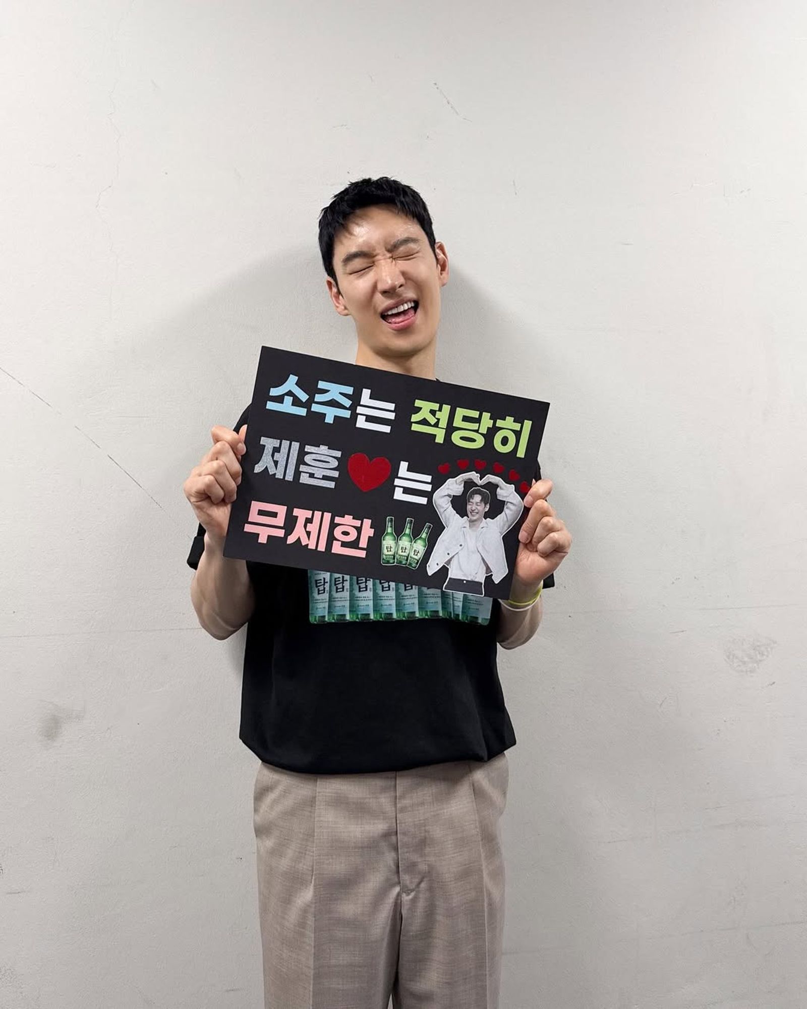 李帝勳正在宣傳《燒酒戰爭》,但私下的他其實酒量不佳。翻攝IG@leejehoon_official