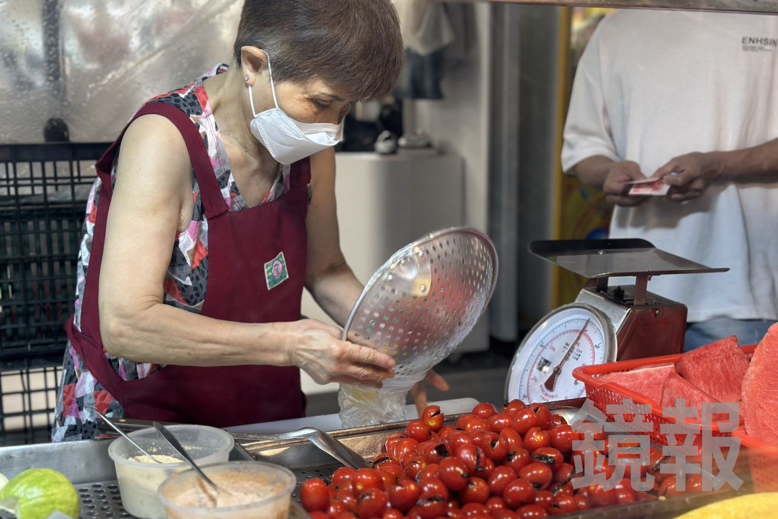 「阿婆高級現切水果」的老闆娘,被黃仁勳稱作「Fruit Lady」。