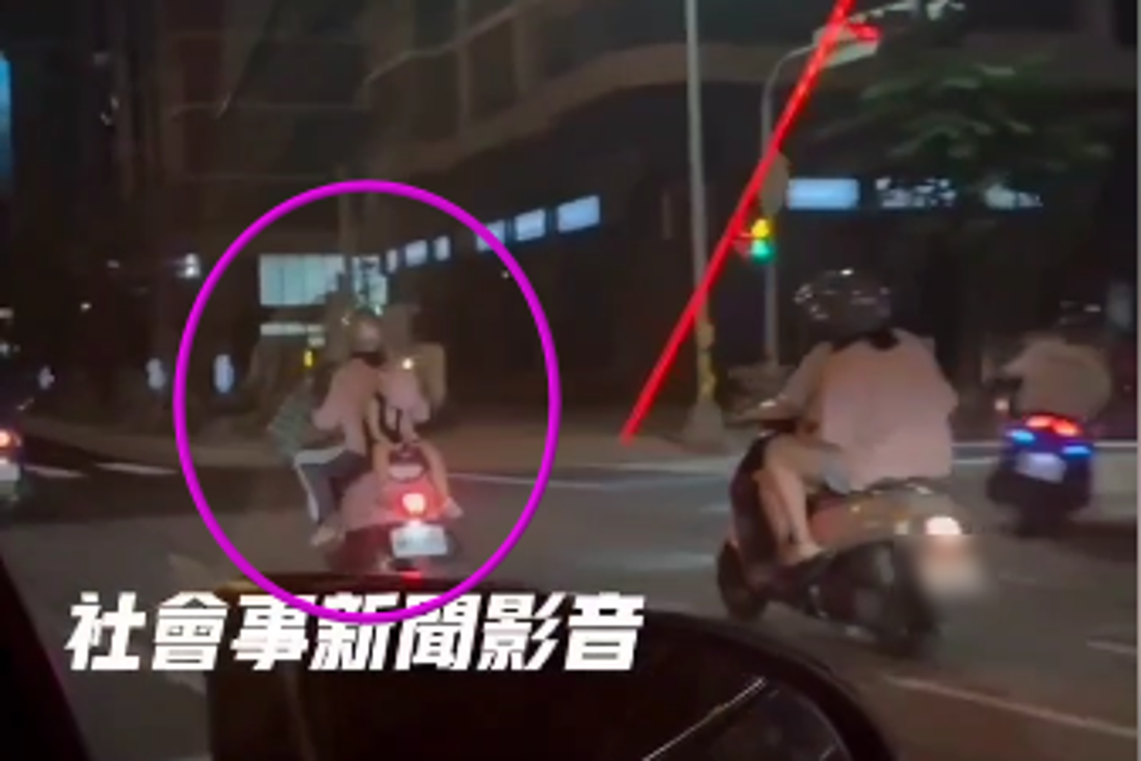 孩童在婦人身後使用手機。圖／翻攝自社會事新聞影音