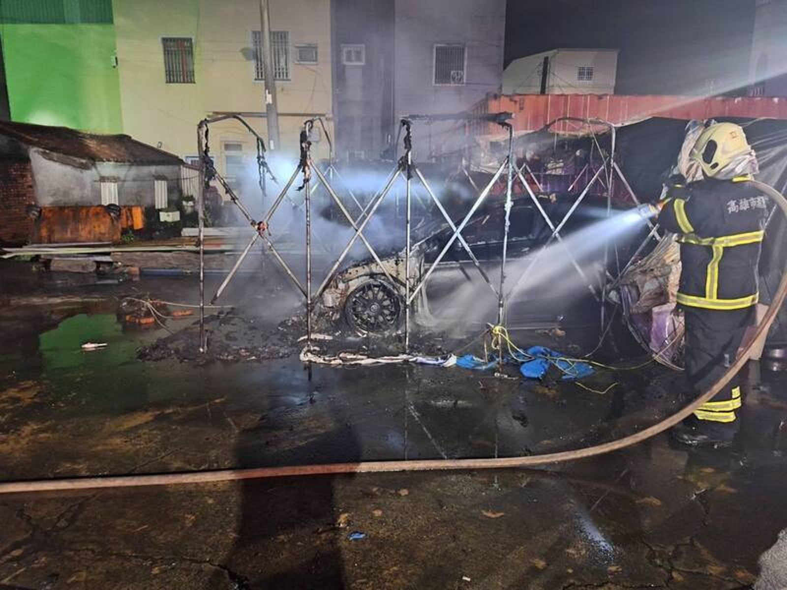 高雄男深夜縱火燒仇家車　雙腿遭灼傷送醫落網