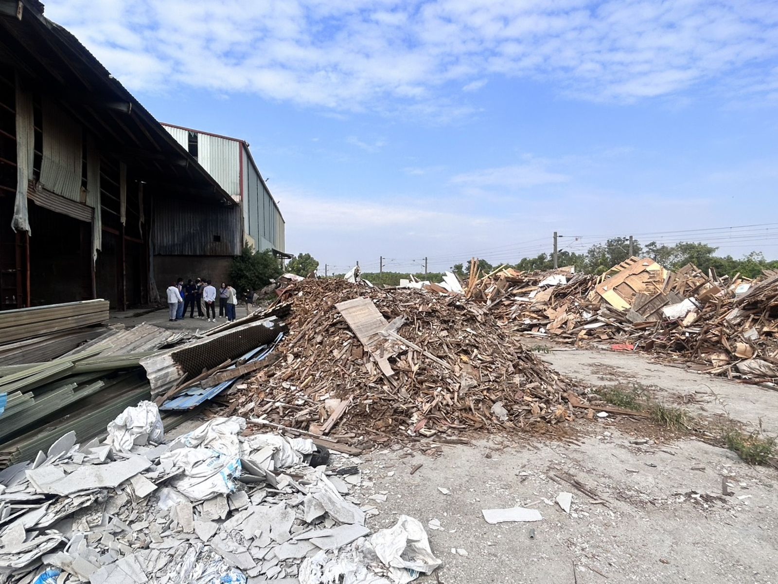 高雄田寮百公噸垃圾山他們幹的！橋檢再揪9核心成員　里長伯父子檔聲押