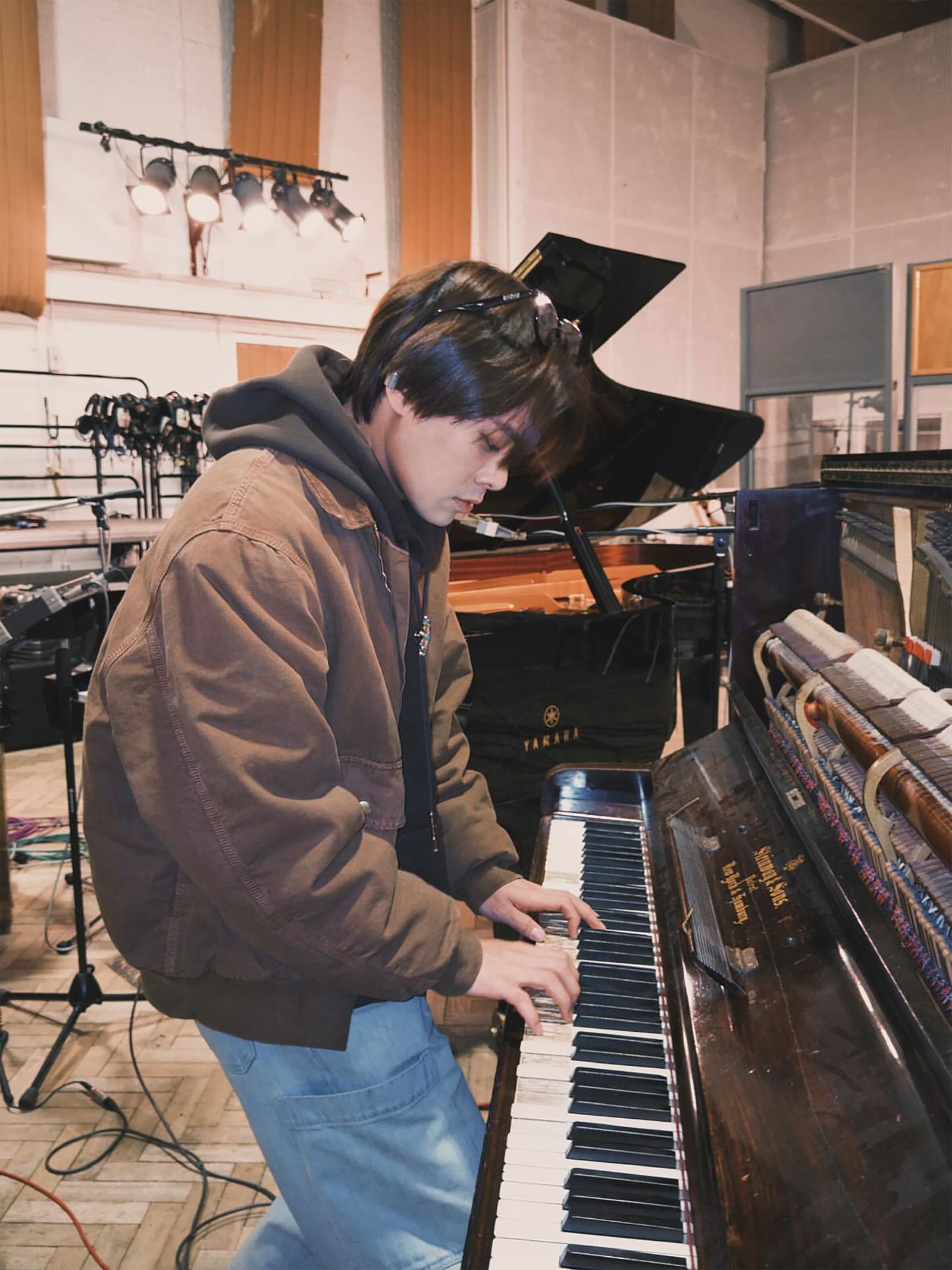 告五人首度扛起專輯製作人重責大任。相信音樂提供