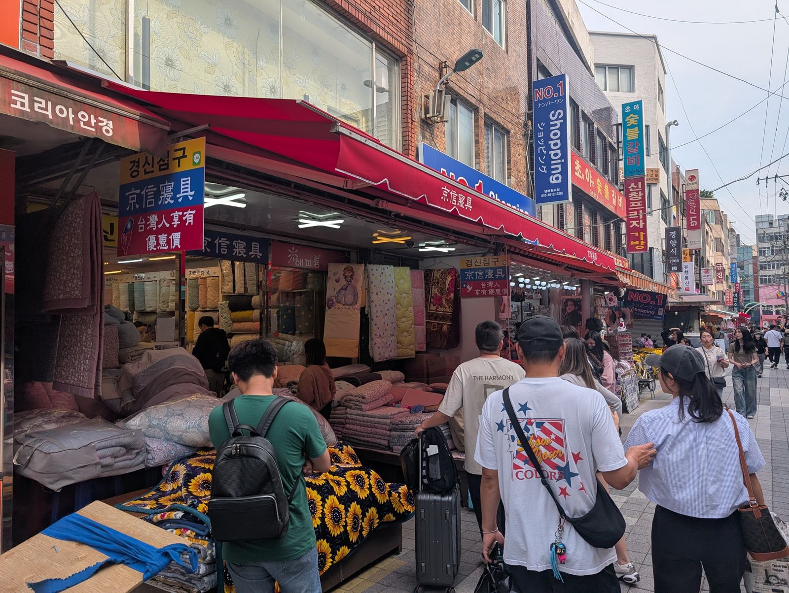 韓國許多寢具店外都印有吸引台灣遊客入內消費的紅布條。圖/翻攝自Threads/網友@cod0814授權