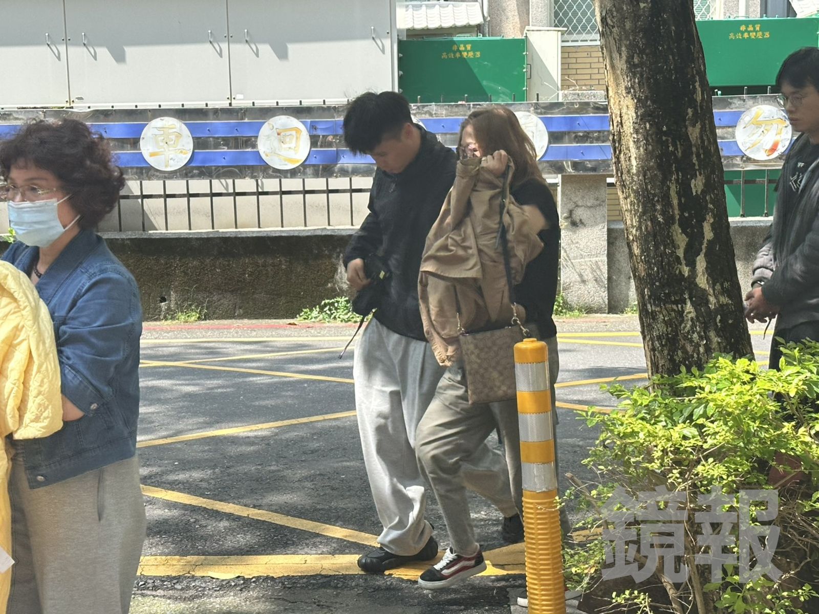 檢警拘提順發成功公司員工等人。馮茵攝