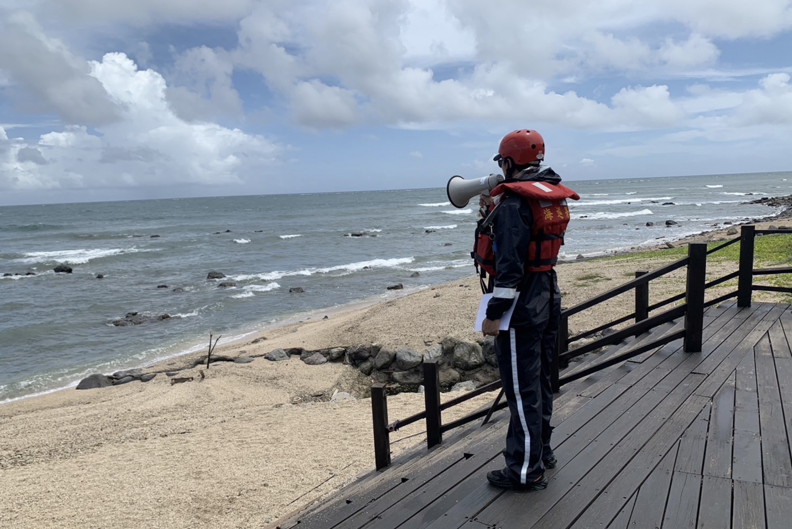 丹娜絲來了別去觀浪　海巡署：闖「警戒區」最高罰25萬