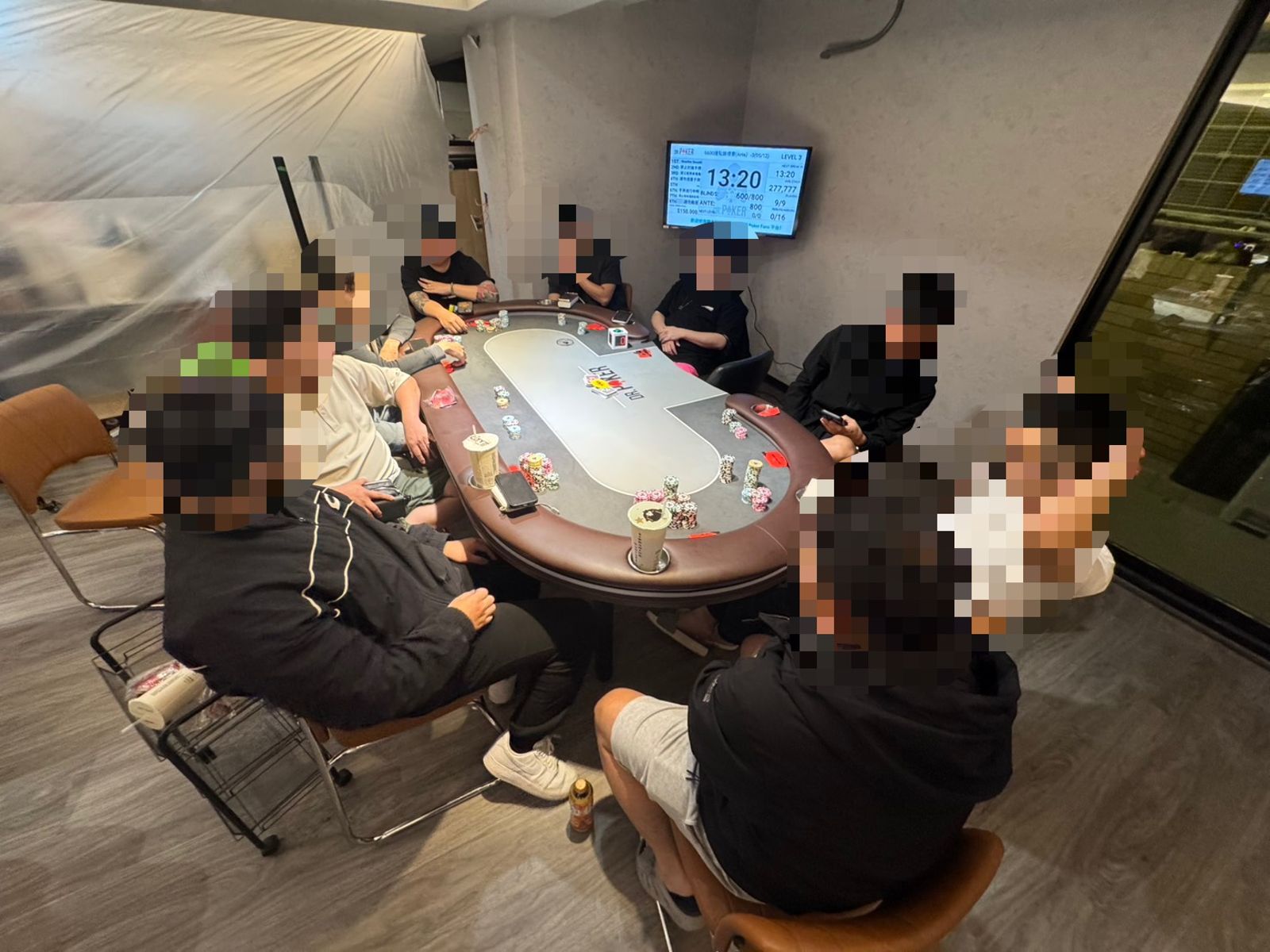 音浪太強這下慘了!新莊「神祕大樓」試營運2天就出事 警破門驚見近千萬籌碼