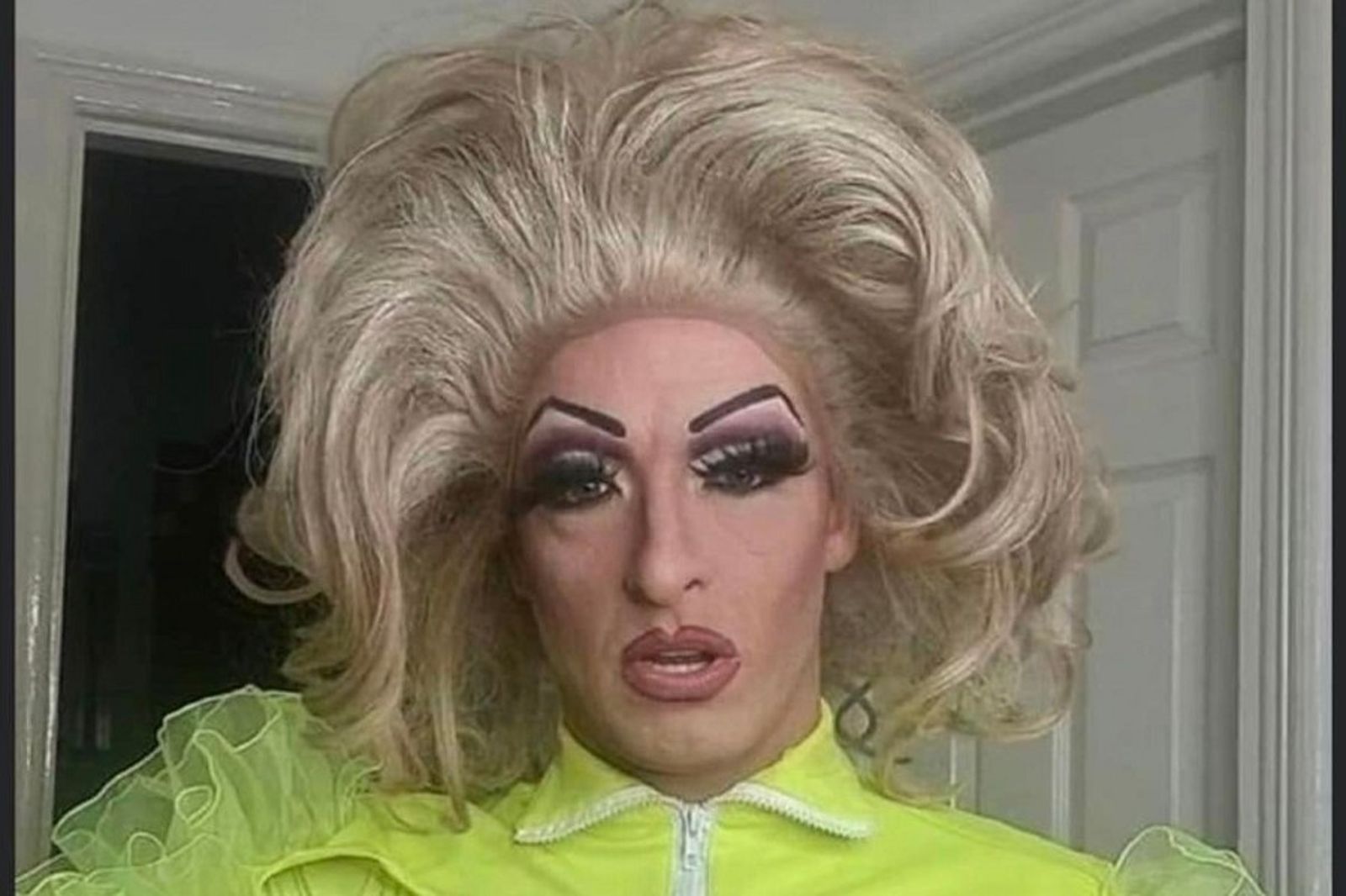 變裝皇后找陌生人野戰　再與狗交合後暴斃！被用紙箱裹屍丟停車場