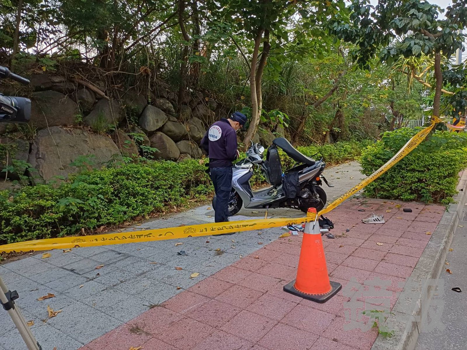 疑擦撞路緣噴飛　淡水雙載機車1死1重傷