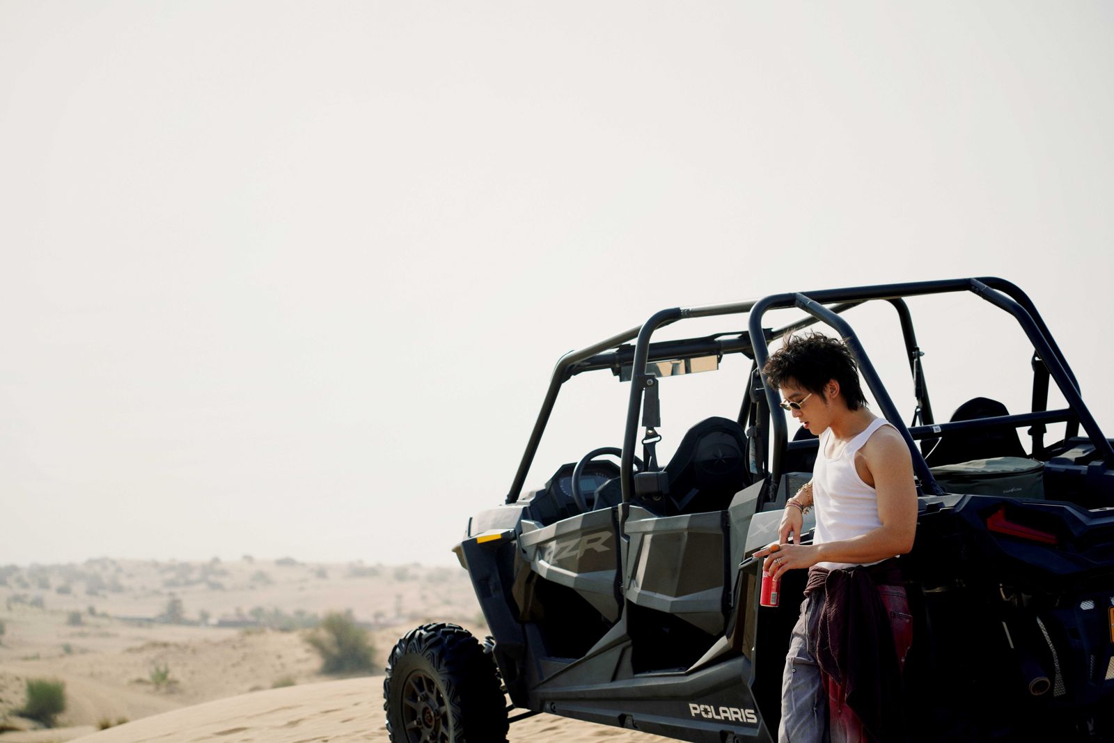 吳思賢為拍攝新歌MV在沙漠中取景。華納音樂提供