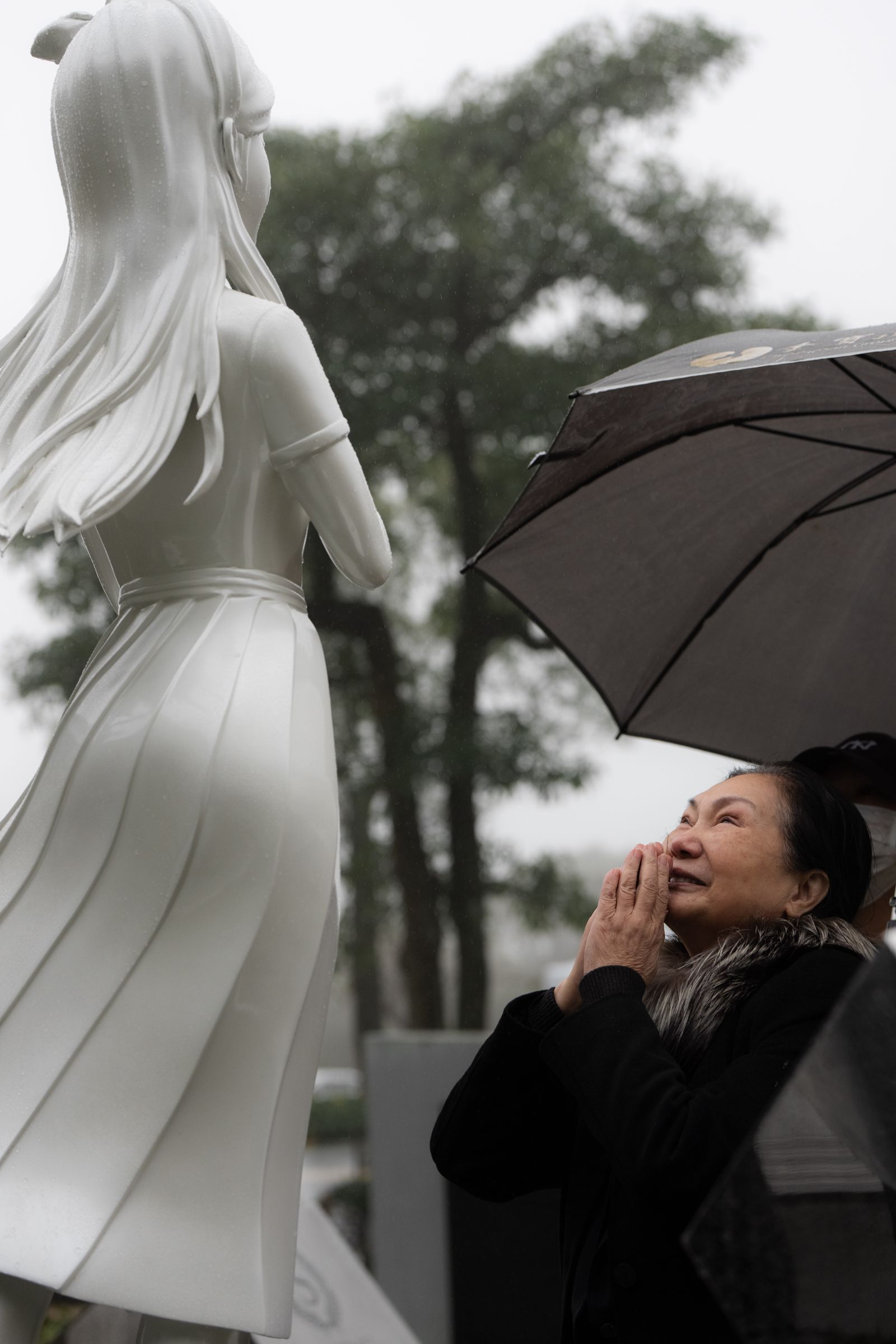 S媽在大S雕像前雙手合十，表達對愛女的思念。小S經紀公司提供