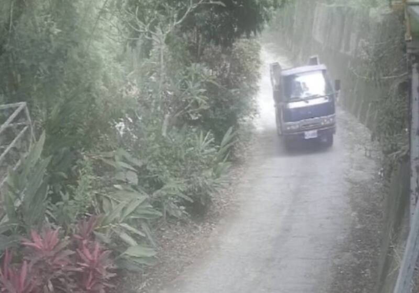  路口監視器清楚拍下貨車最後行車狀況。讀者提供