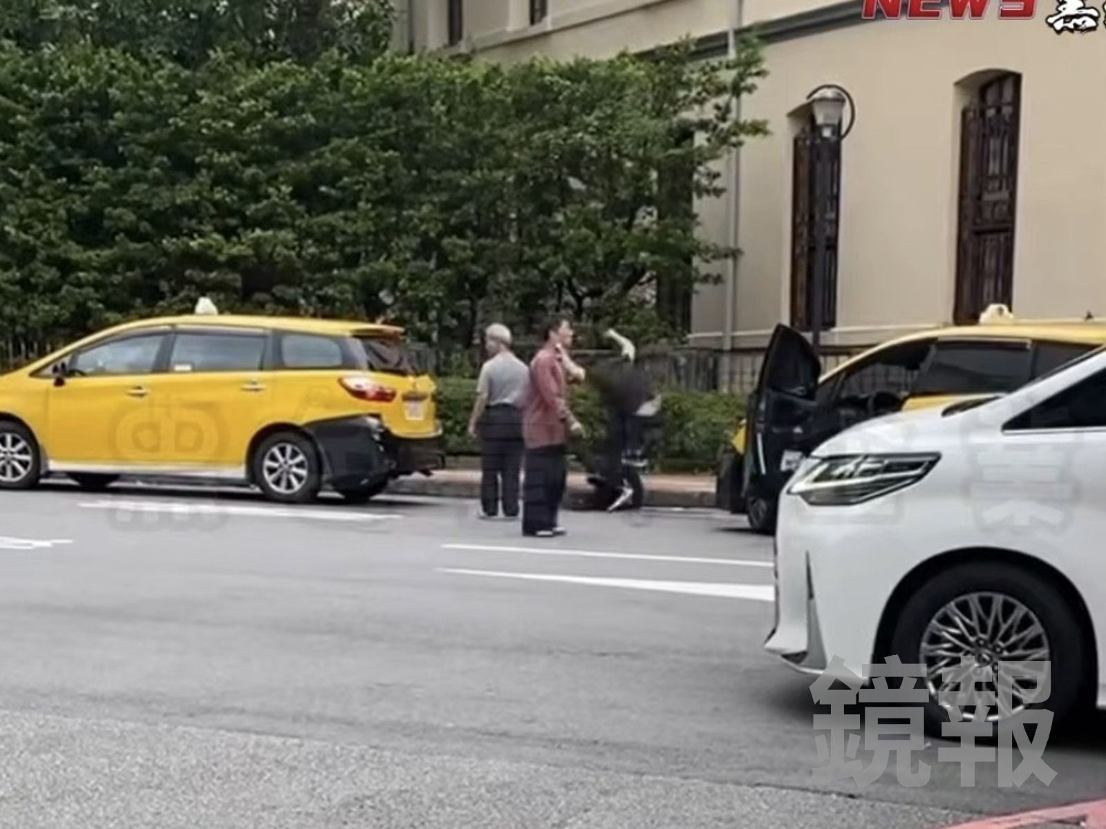 台大醫院外爆全武行!小黃司機拖人狂毆倒地 網友:打完直接送醫