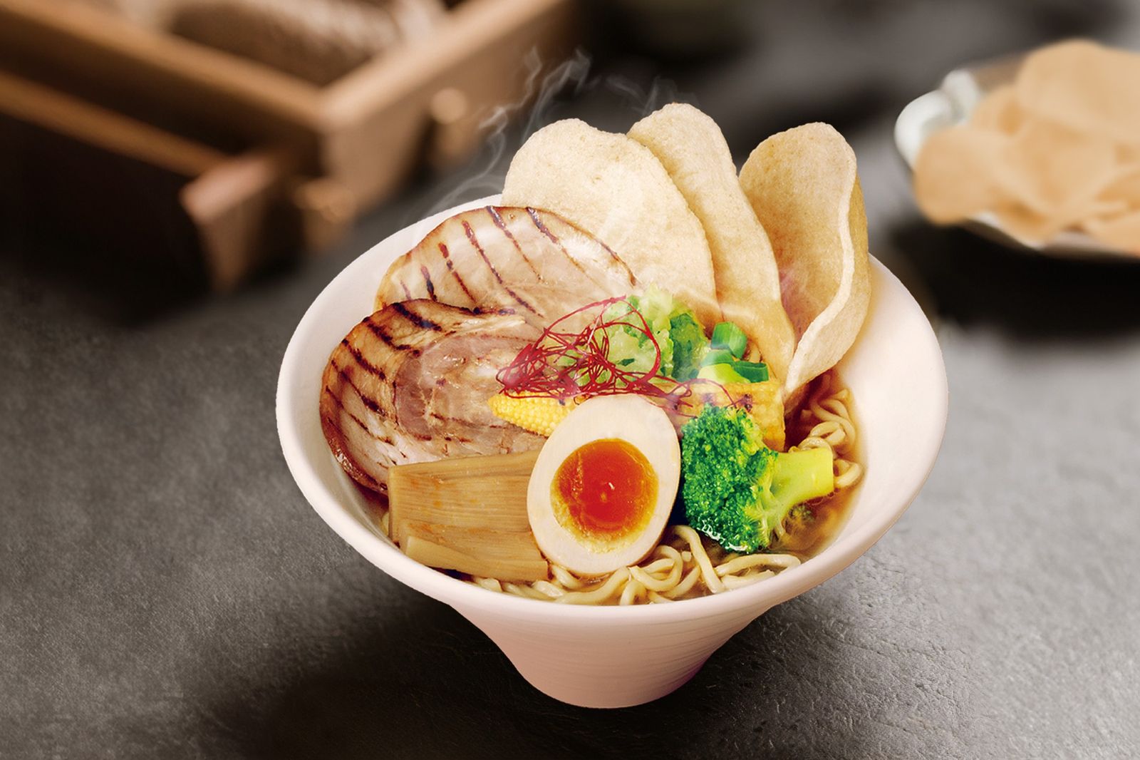 「金甘蝦味噌拉麵」湯頭甘醇,喝得到蝦子與味噌的鹹鮮。(260元/豪華套餐)