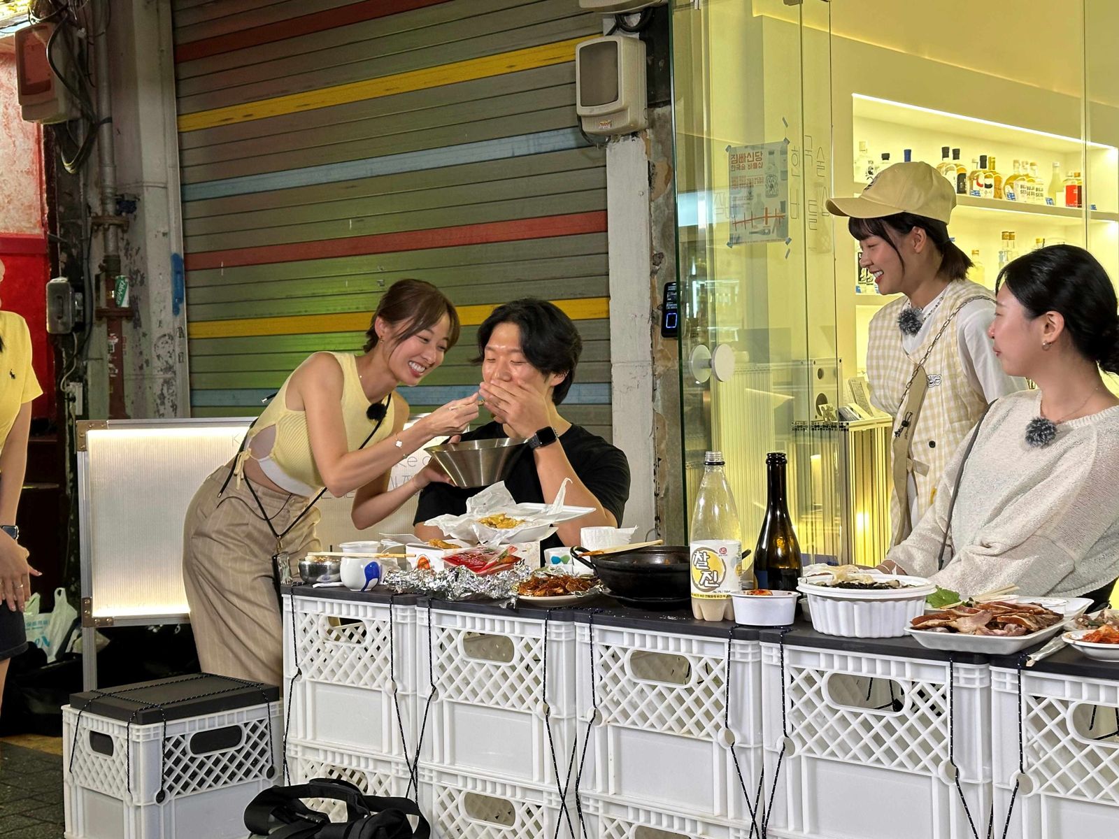 夏語心（左1）也餵南韓帥哥老闆（左2）吃東西籃籃（左）3 詹真（左4）。公視台語台提供