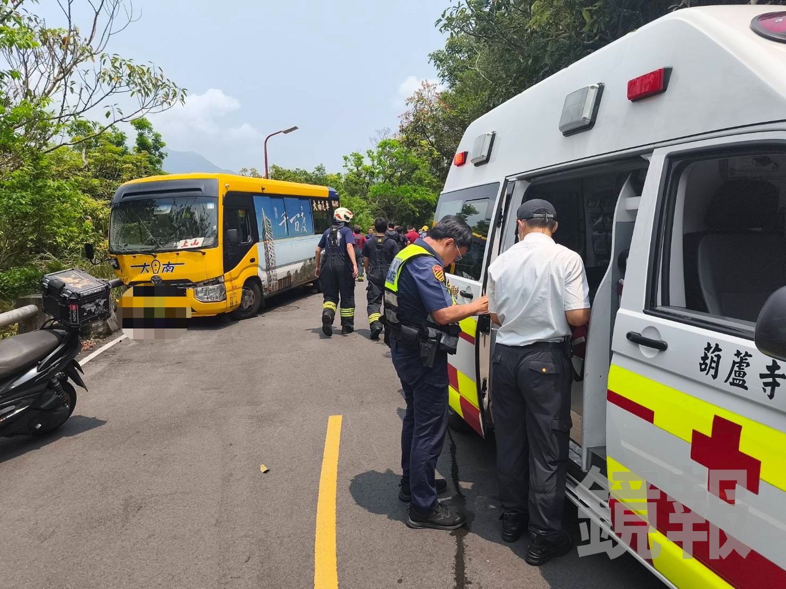 陽明山公車下山自撞「猛撞石墩」車頭全毀　15人濺血緊急送醫