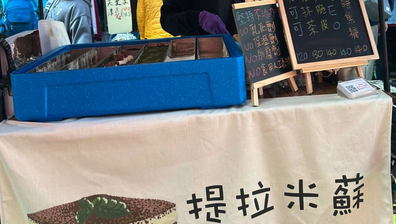 一名網友近日在菜市場發現有小販在常溫環境下販售提拉米蘇。圖／翻攝自PTT