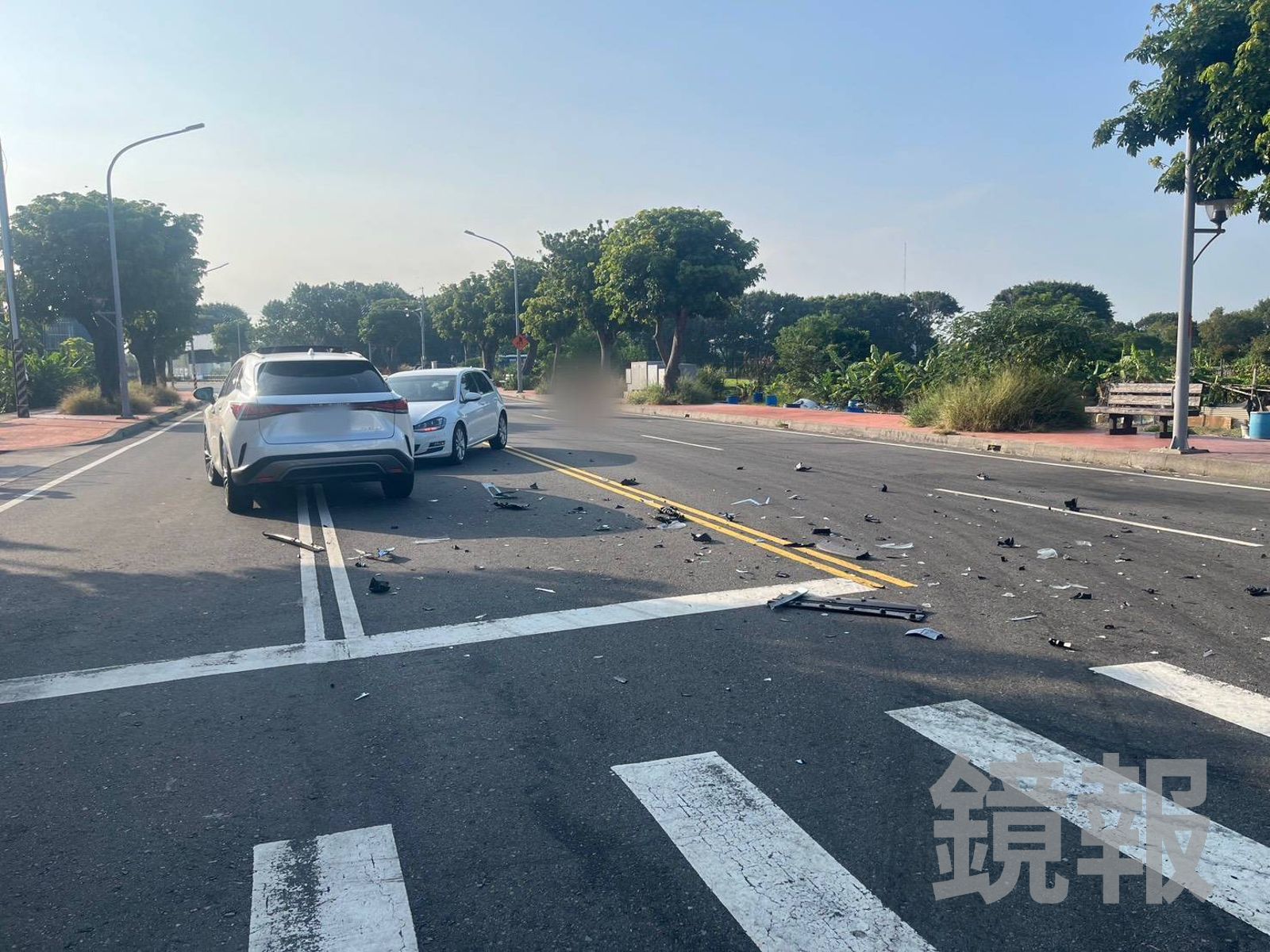 三車在路口撞成一團,現場滿地碎片油漬,警方查出,肇事的白色進口轎車駕駛酒駕還疑似闖紅燈,依法送辦。圖/民眾提供