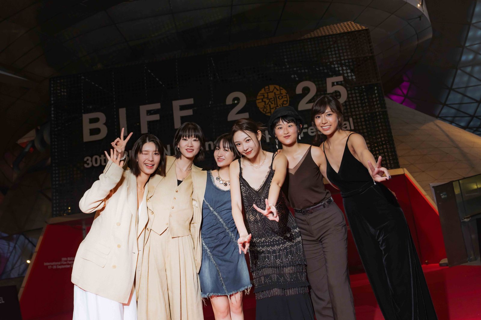 華語愛情片「女神聯盟」攻佔釜山　《女孩不平凡》世界首映紅毯放閃