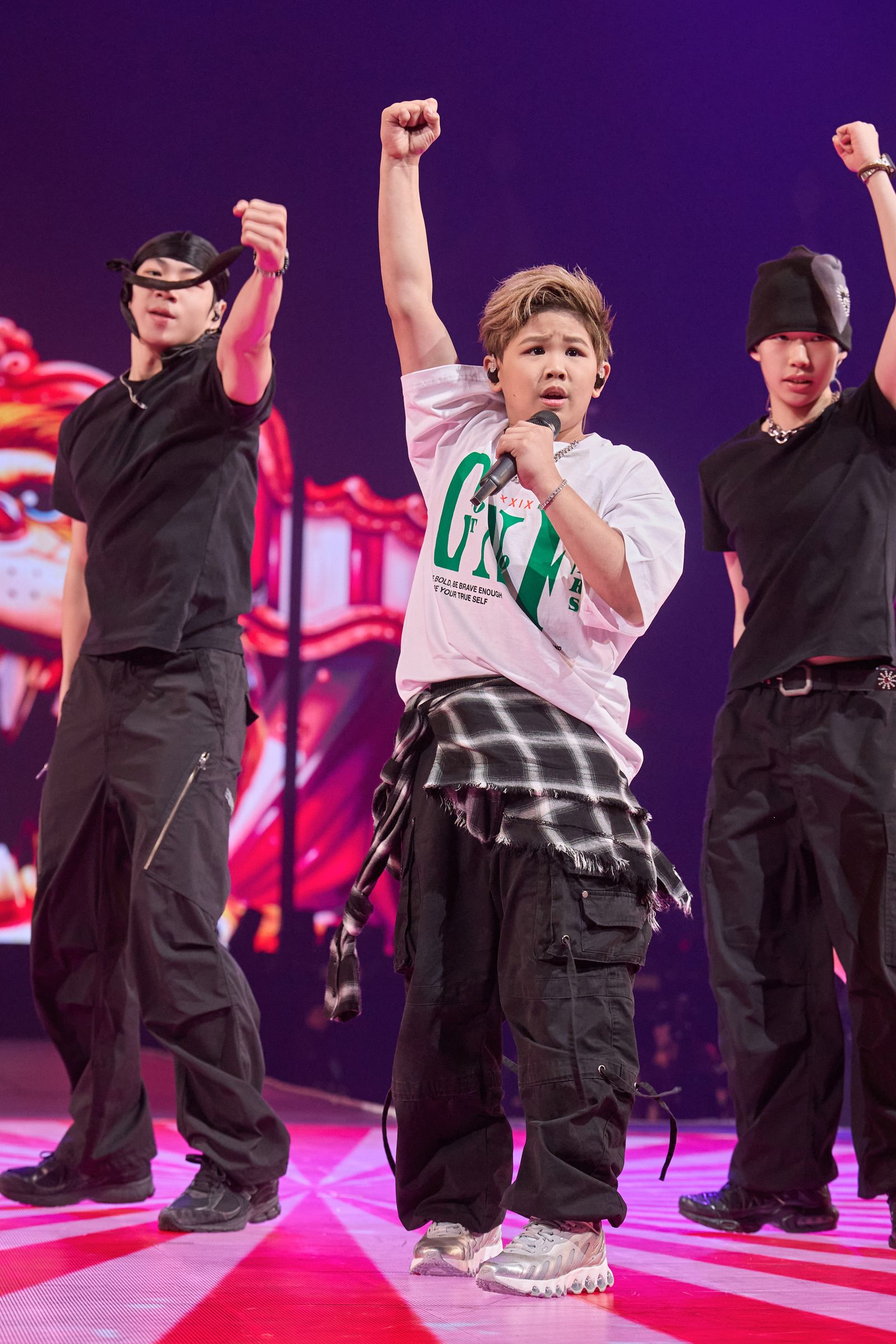 Bboy NANA在小巨蛋舞台大秀舞技。開心果娛樂提供