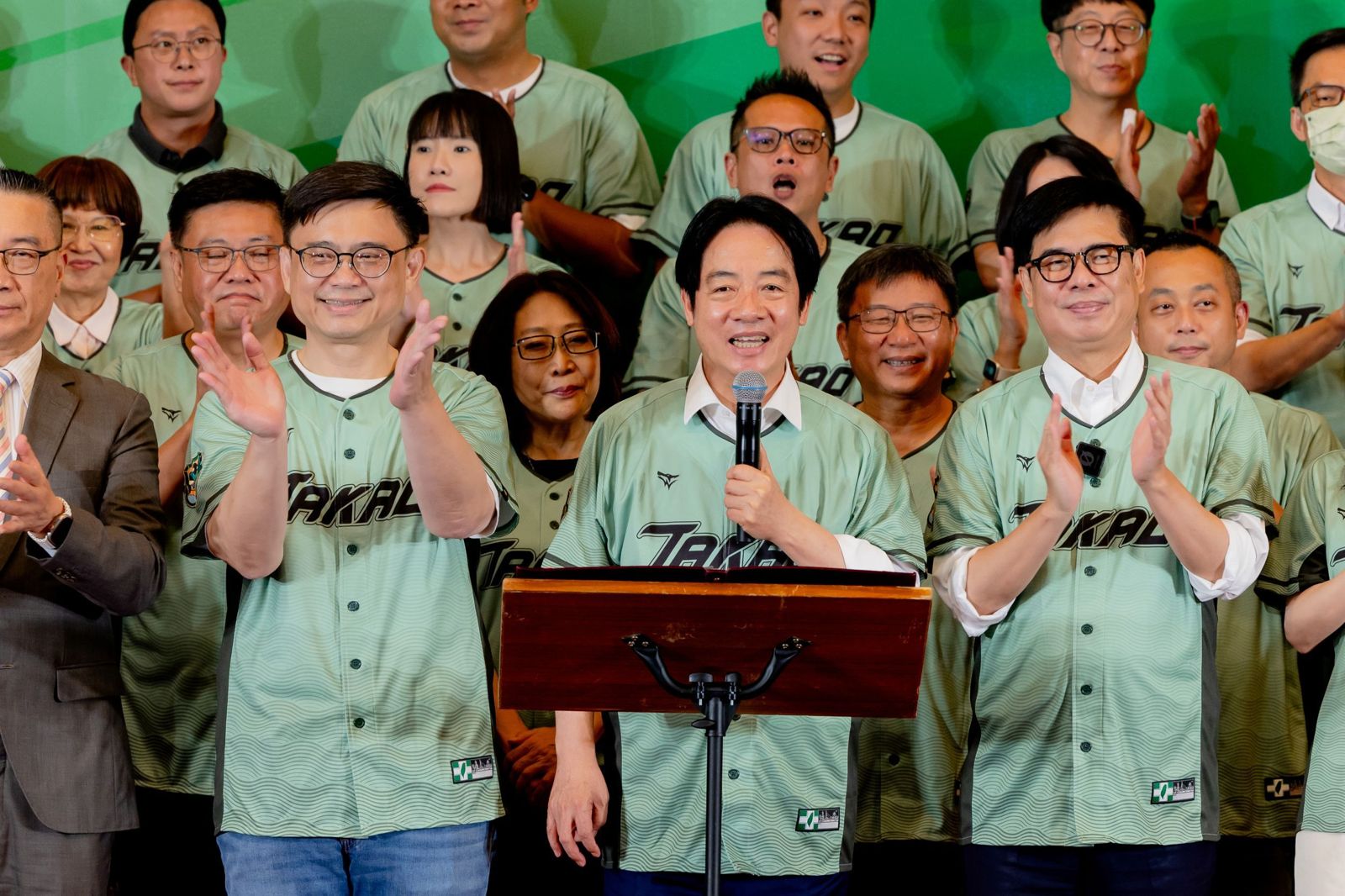 火大嗆中共介選!賴清德南下闢謠「換將說」:賴瑞隆只贏1%是假民調
