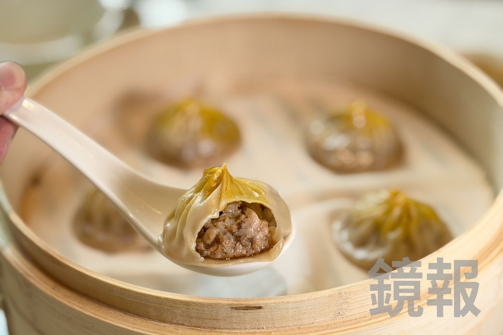 「煙燻星鰻小籠包」皮薄汁甜、帶胡桃木燻香和鰻魚味。（288 元／5 粒）