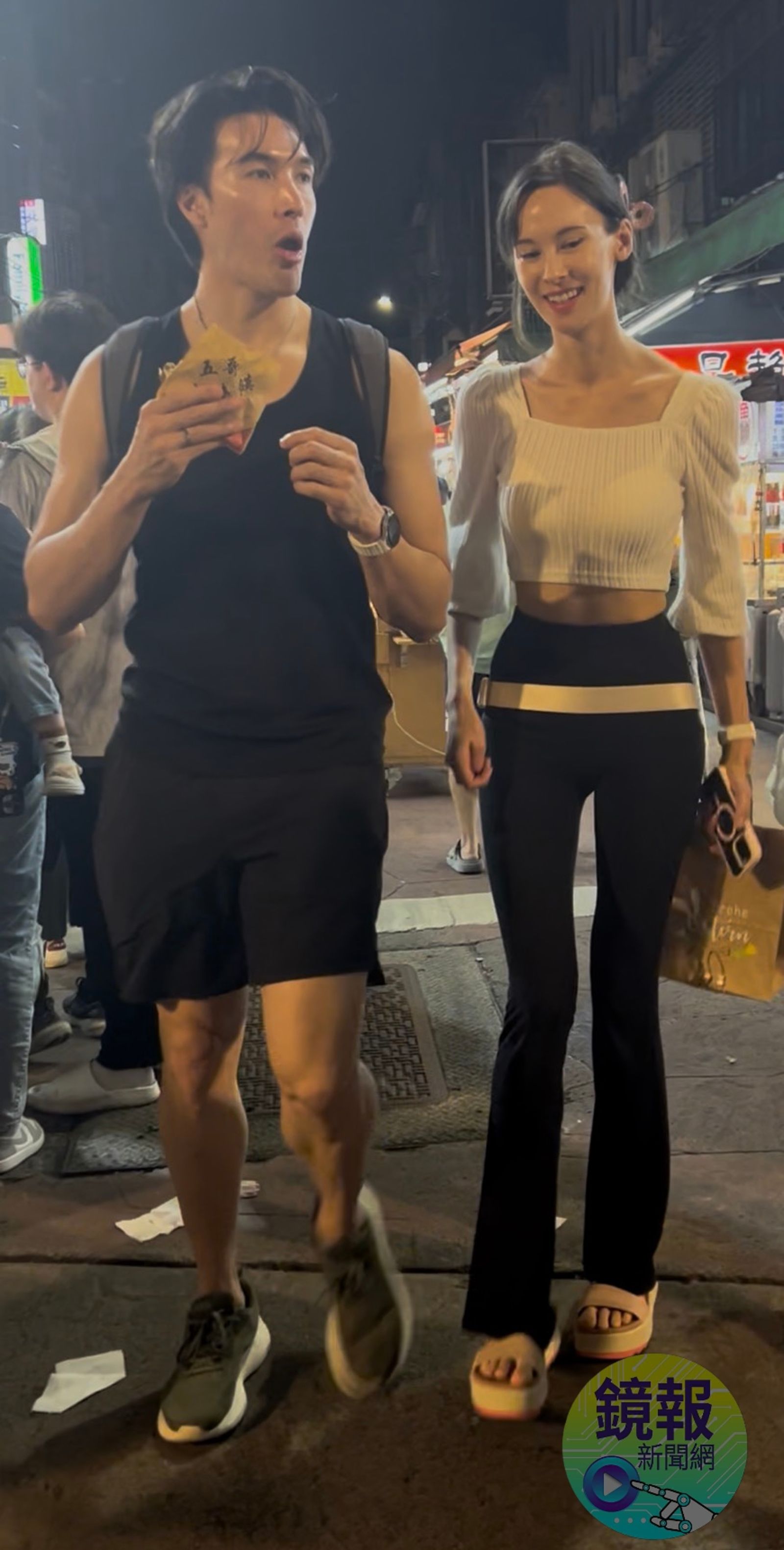 錦榮日前現身臨江夜市，邊走邊嗑美食身旁還有一名洋妞陪吃。鏡報新聞網