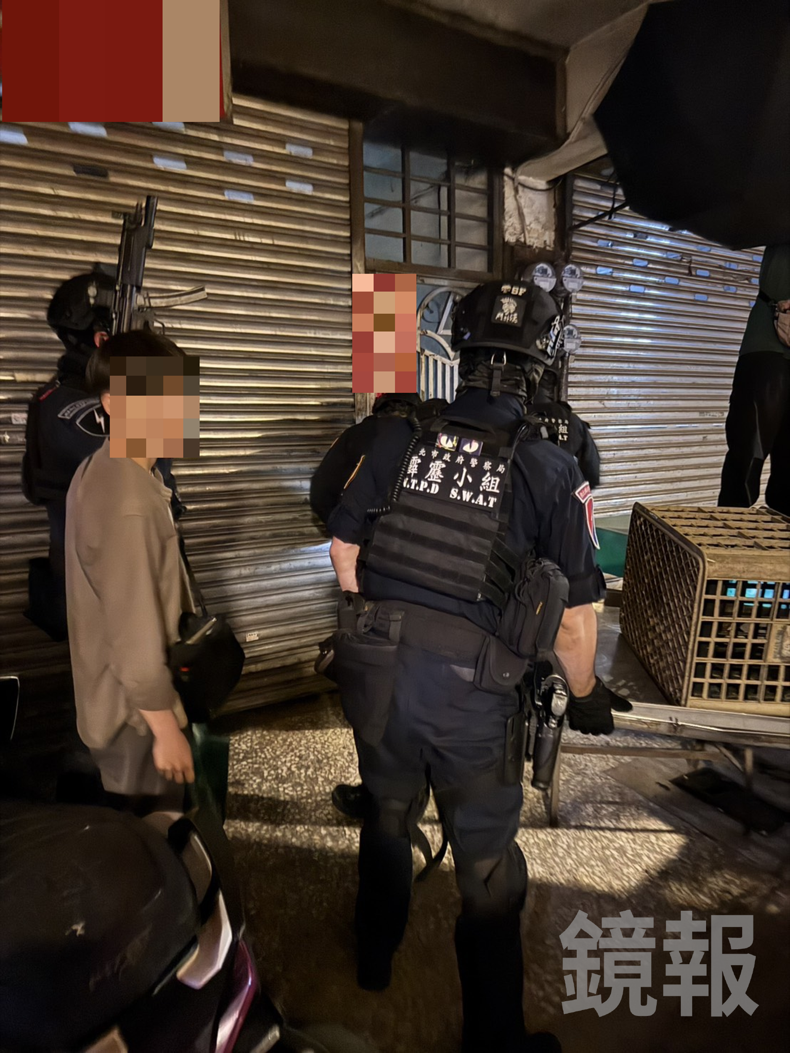 警方全副武裝前往攻堅。翻攝畫面