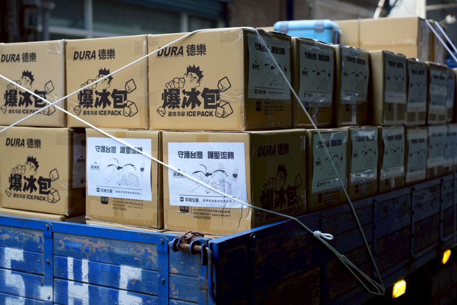 大批志工熱衰竭與中暑案例頻傳,萊禮生醫運送大量降溫爆冰包前往第一線支援志工。(圖/萊禮生醫提供)