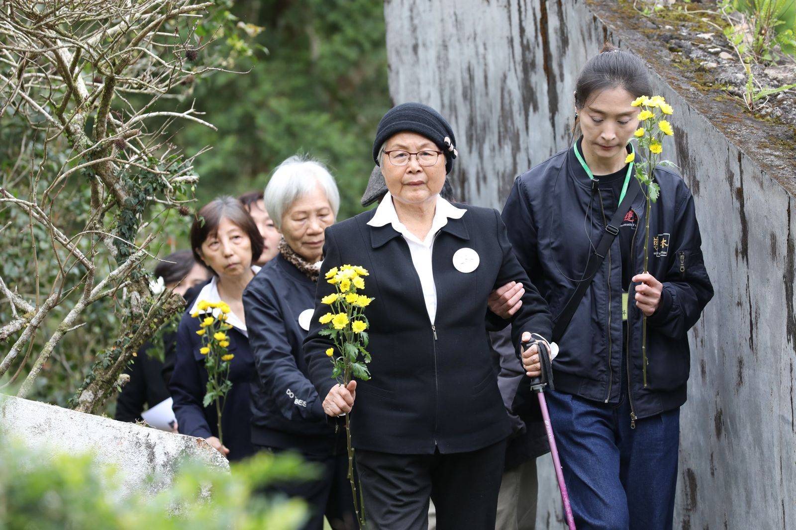 林宅血案46週年/方素敏、鄭麗君赴林家墓園追思 林義雄未出席