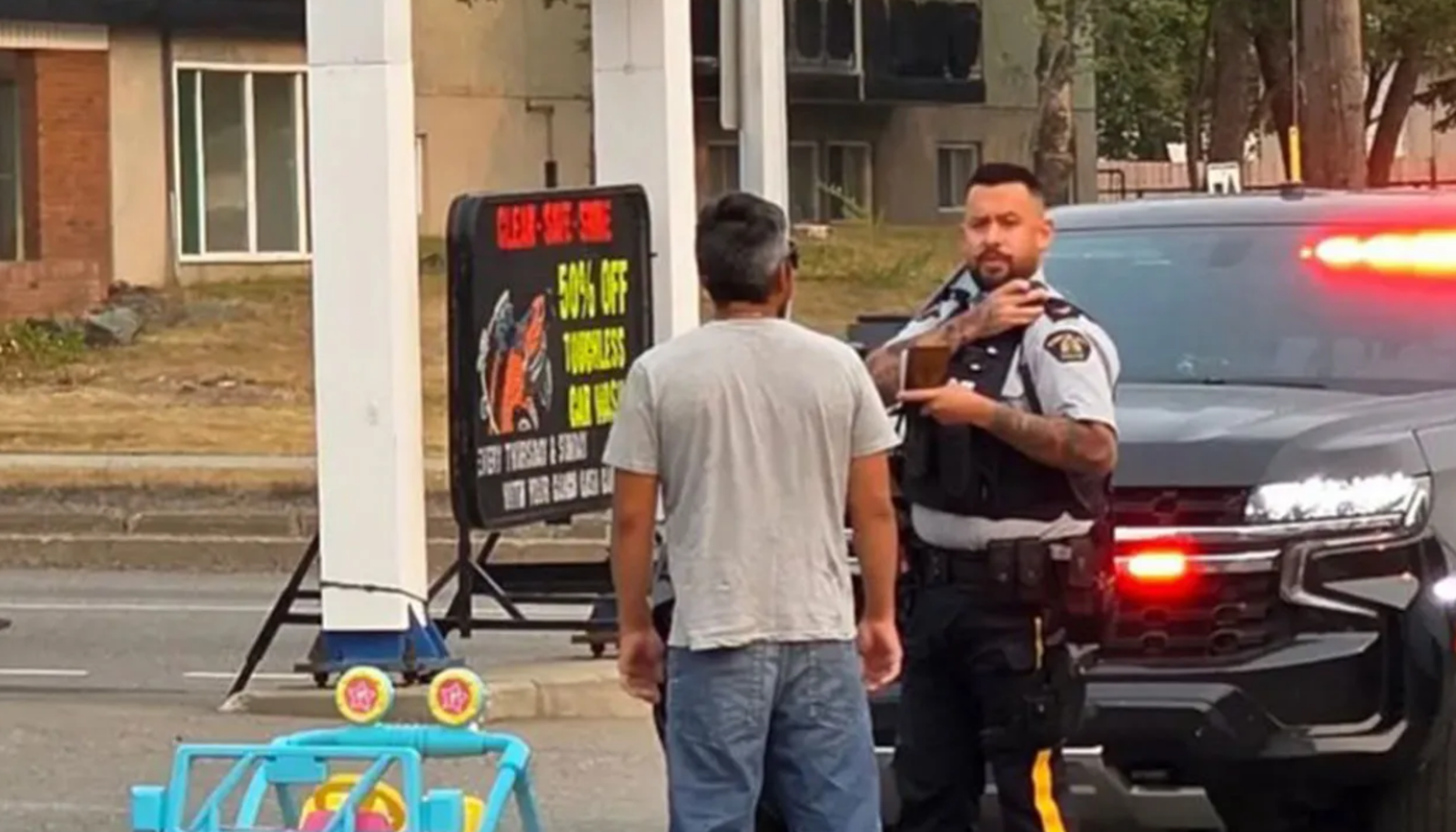林肯開著寶寶用吉普車酒駕上路遭逮捕。圖／翻攝自X@Prince George RCMP