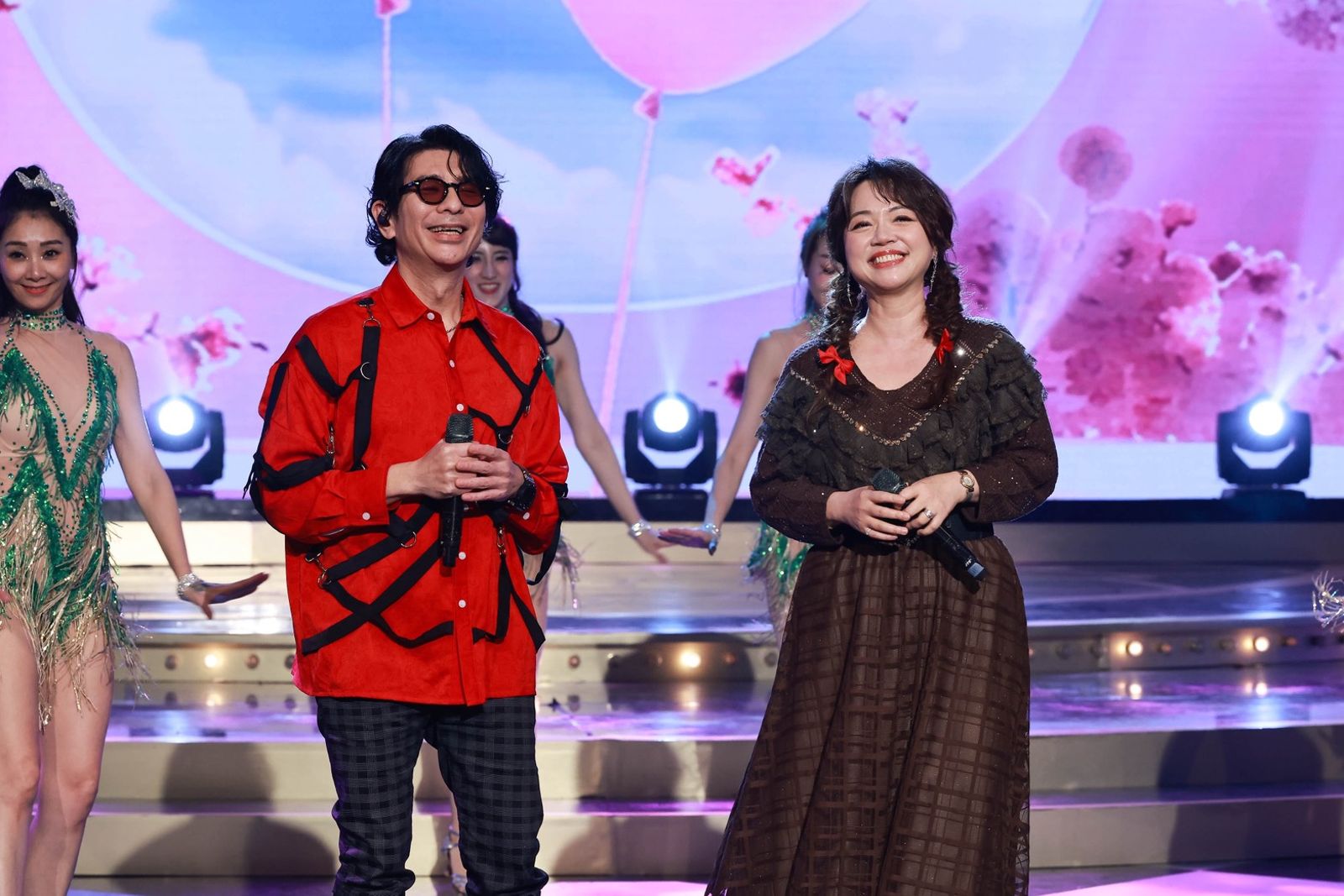 荒山亮（左）與秀蘭瑪雅（右）合唱。民視提供