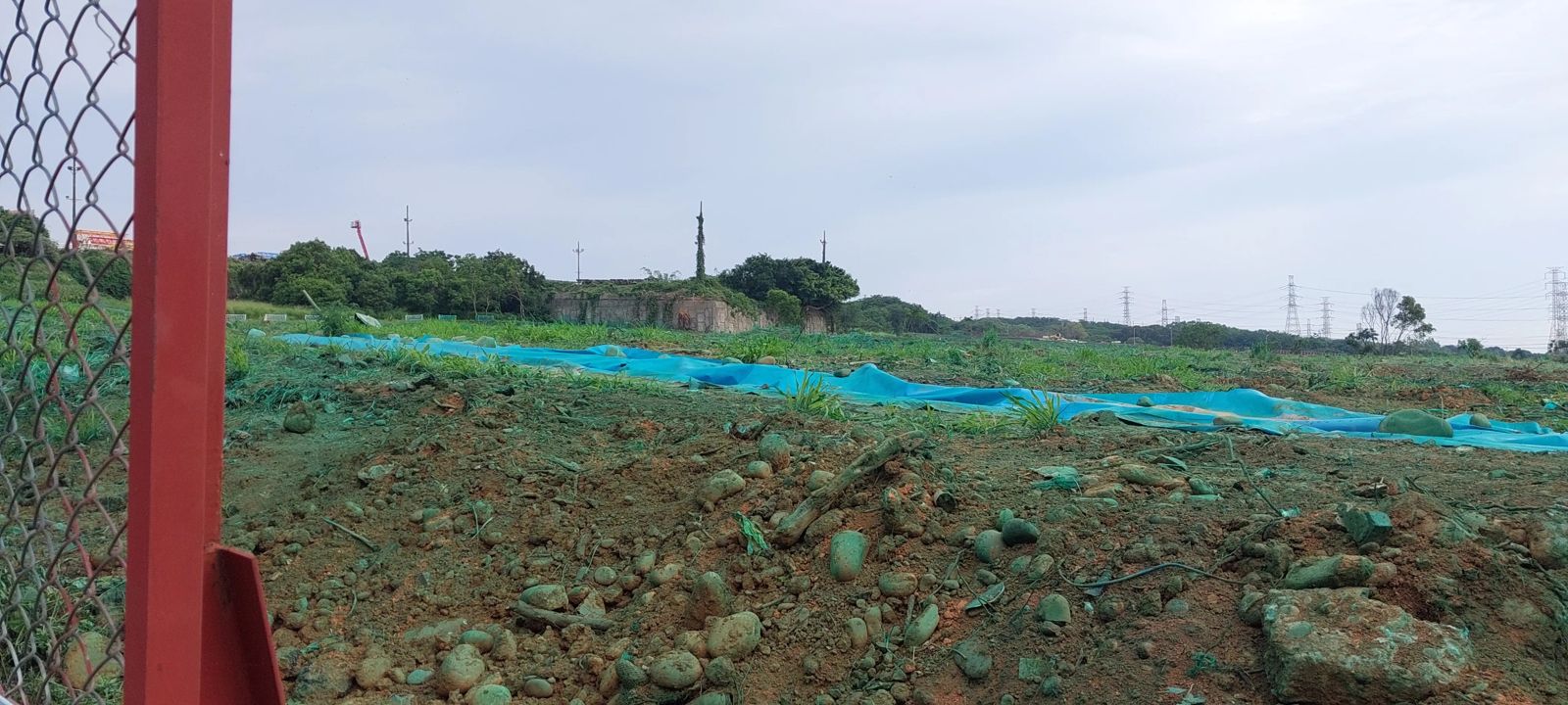 台中捷運藍線龍井機廠預定地的廢土山,近日被噴上不明的「綠色塗層」,民眾質疑有人噴漆滅證,要求市府說明釋疑。畫面翻攝threads aries0703