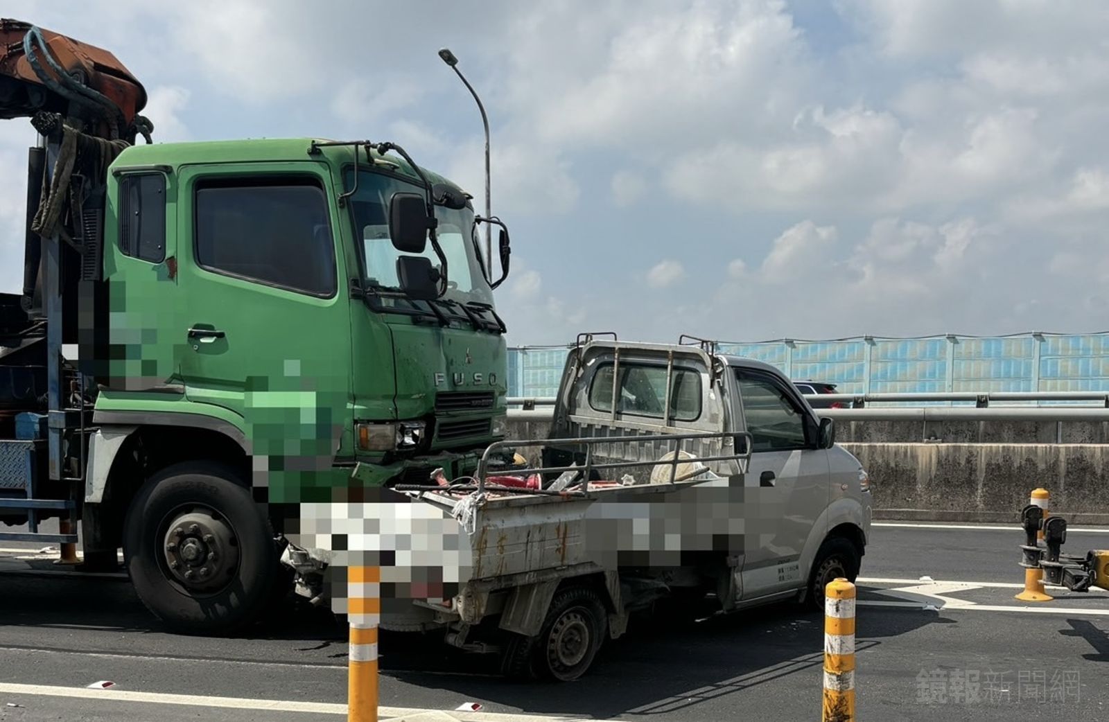 人生跑馬燈！大貨車追撞小貨車　轉眼車頭貼臉