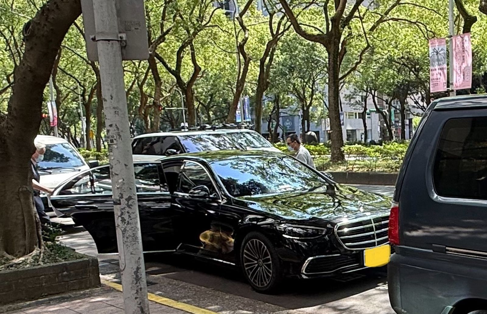 從眼科出來後,張忠謀董事長與夫人張淑芬隨即搭上賓士黑頭車離開。