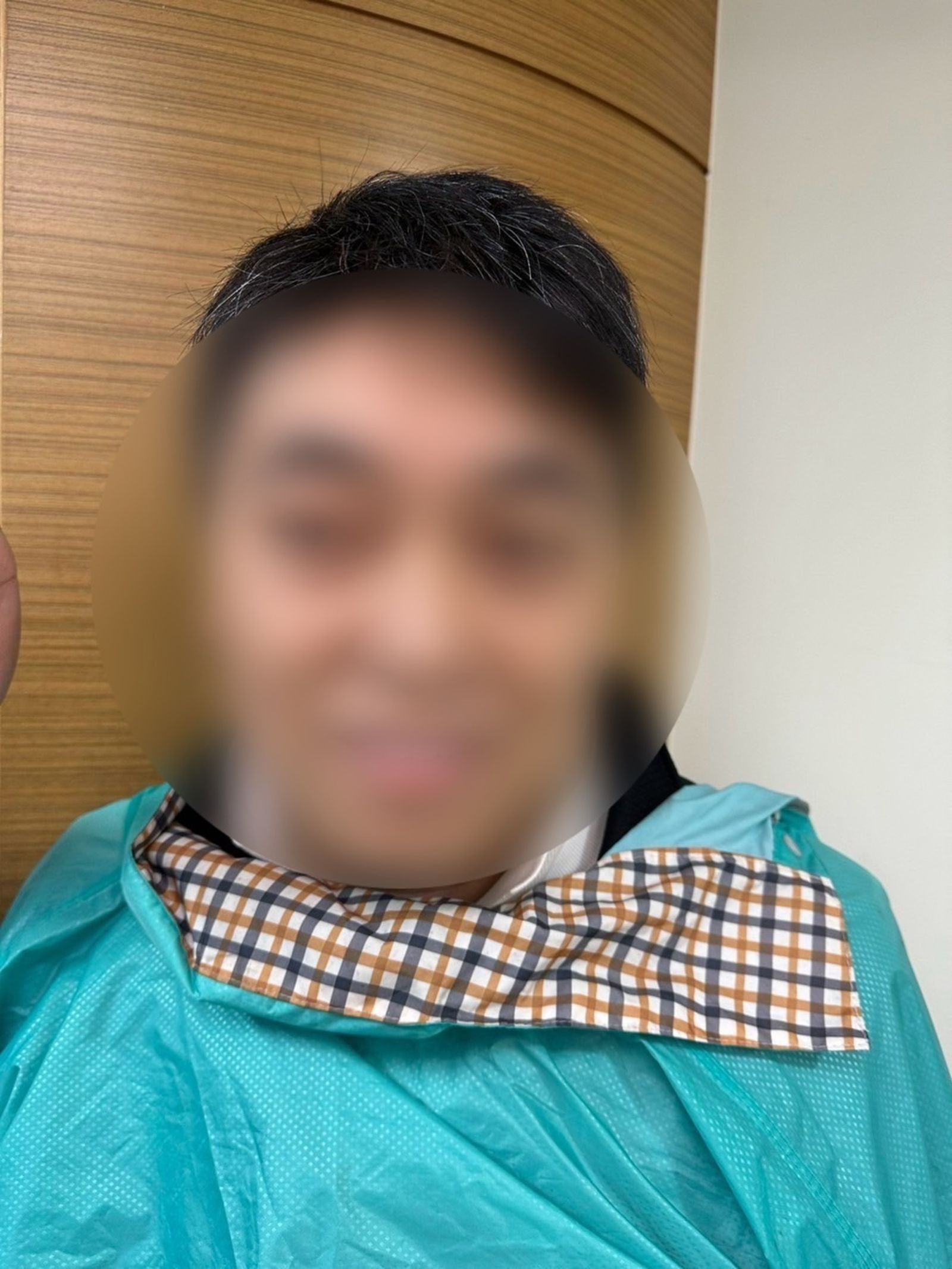 李男得知旗下公司「愛走」被搜索,情急跑到「方居」查看,結果碰上正在搜索的刑事局幹員。當時他身穿雨衣,還自稱是外送員。