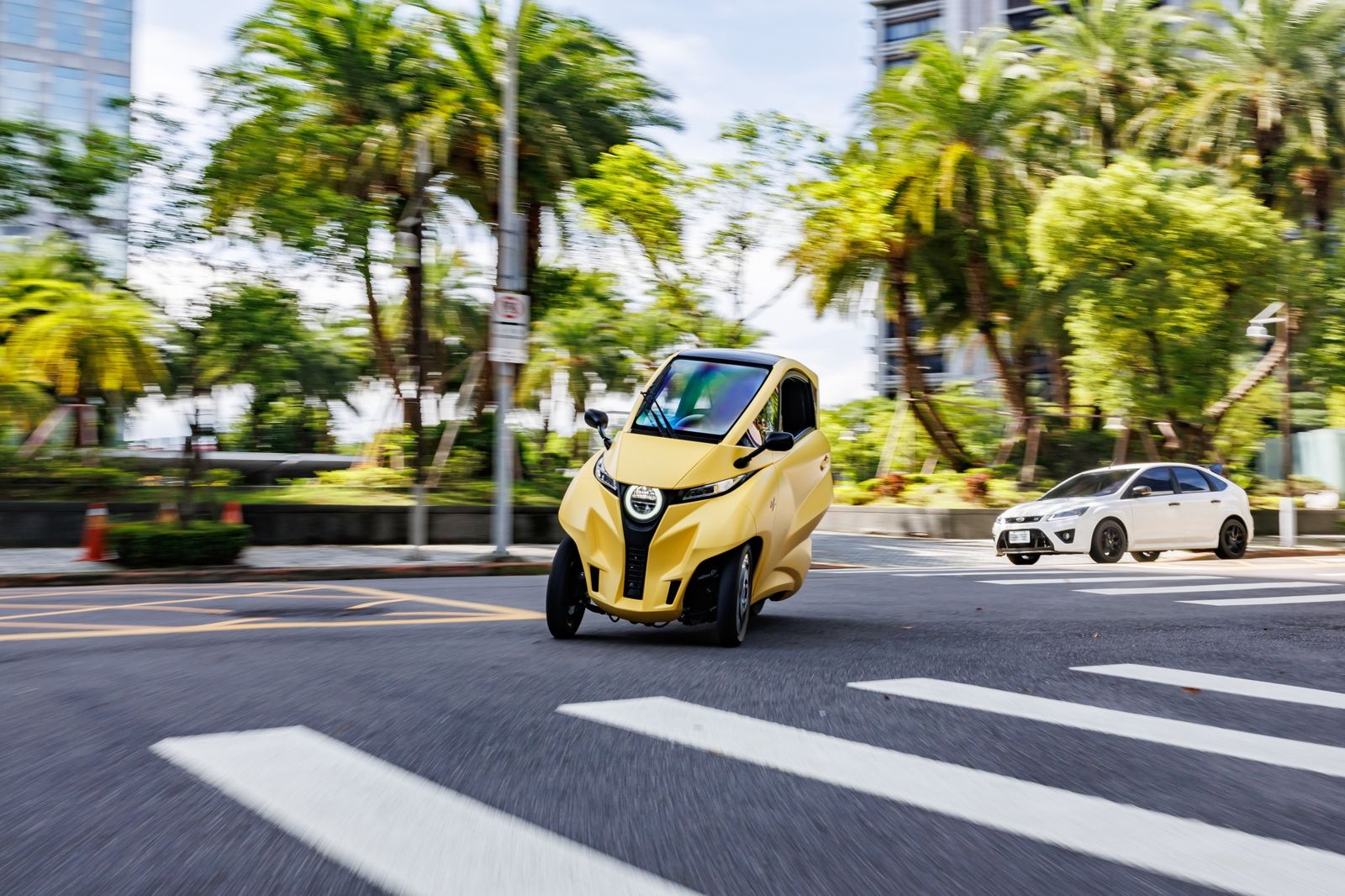 機車長出房長出方向盤還不用戴安全帽　「駕艙三輪車」最快下半年合法上路