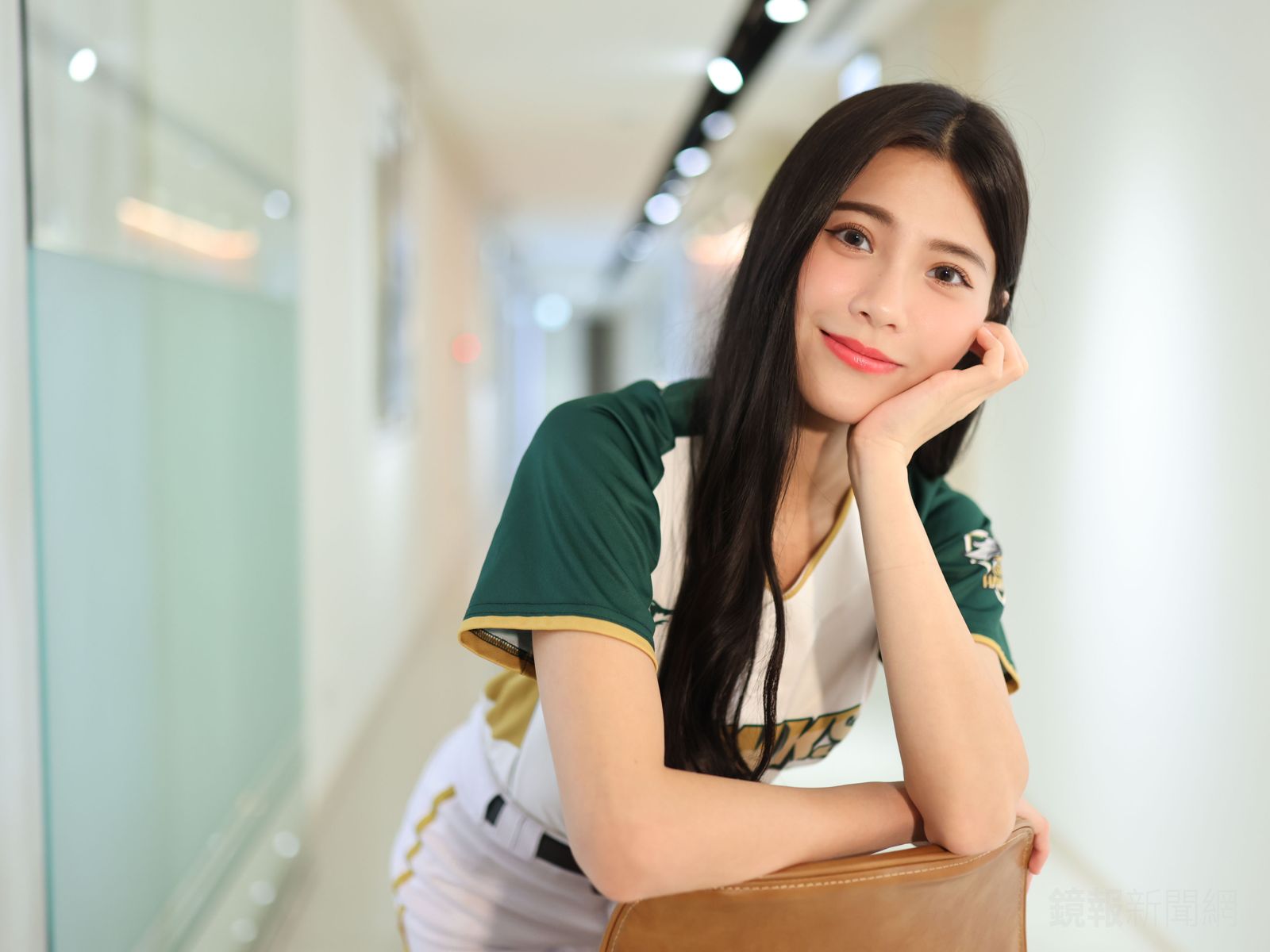 林浠是阿美族和客家混血，擁有深邃五官。劉耀匀拍攝