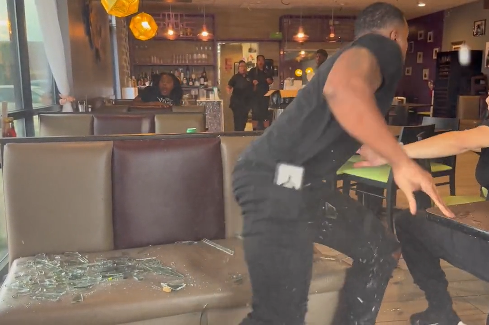 一部休旅車衝撞餐廳，員工、客人也嚇壞。圖／翻攝自IG＠NINAUNRATED